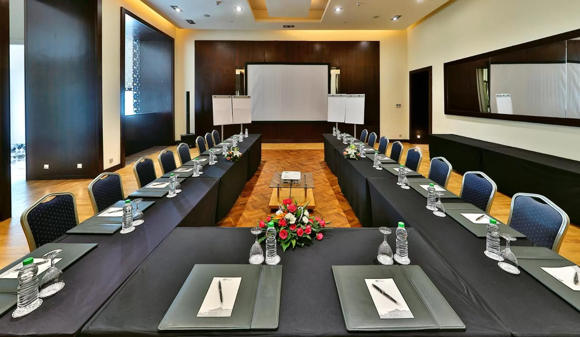 Banquet/Function facilities in L' Amphitrite Palace Beach Resort & Spa