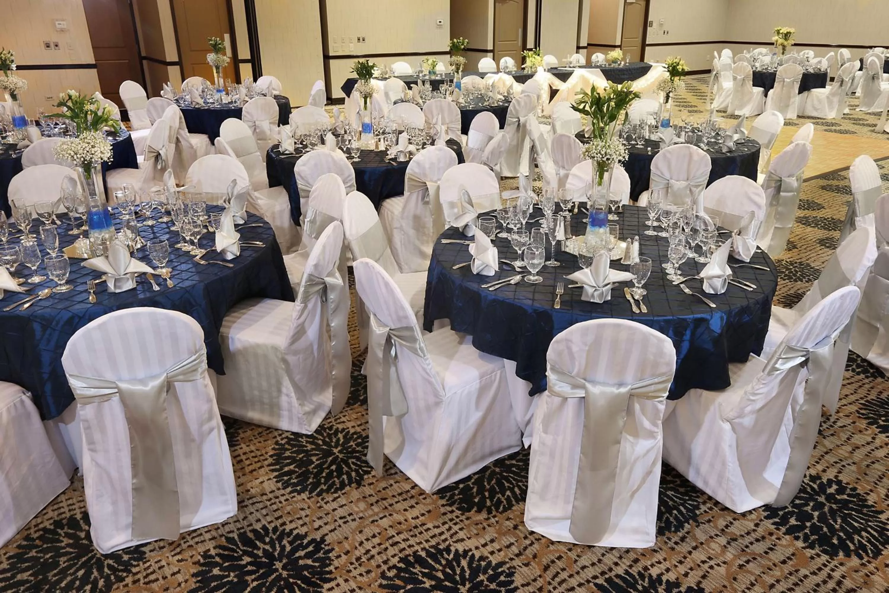 Dining area in DoubleTree by Hilton Hotel Denver - Thornton