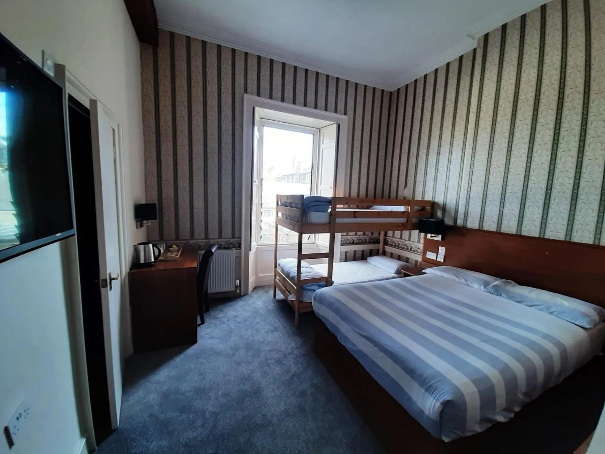 Photo of the whole room, Bed in Adelphi Hotel