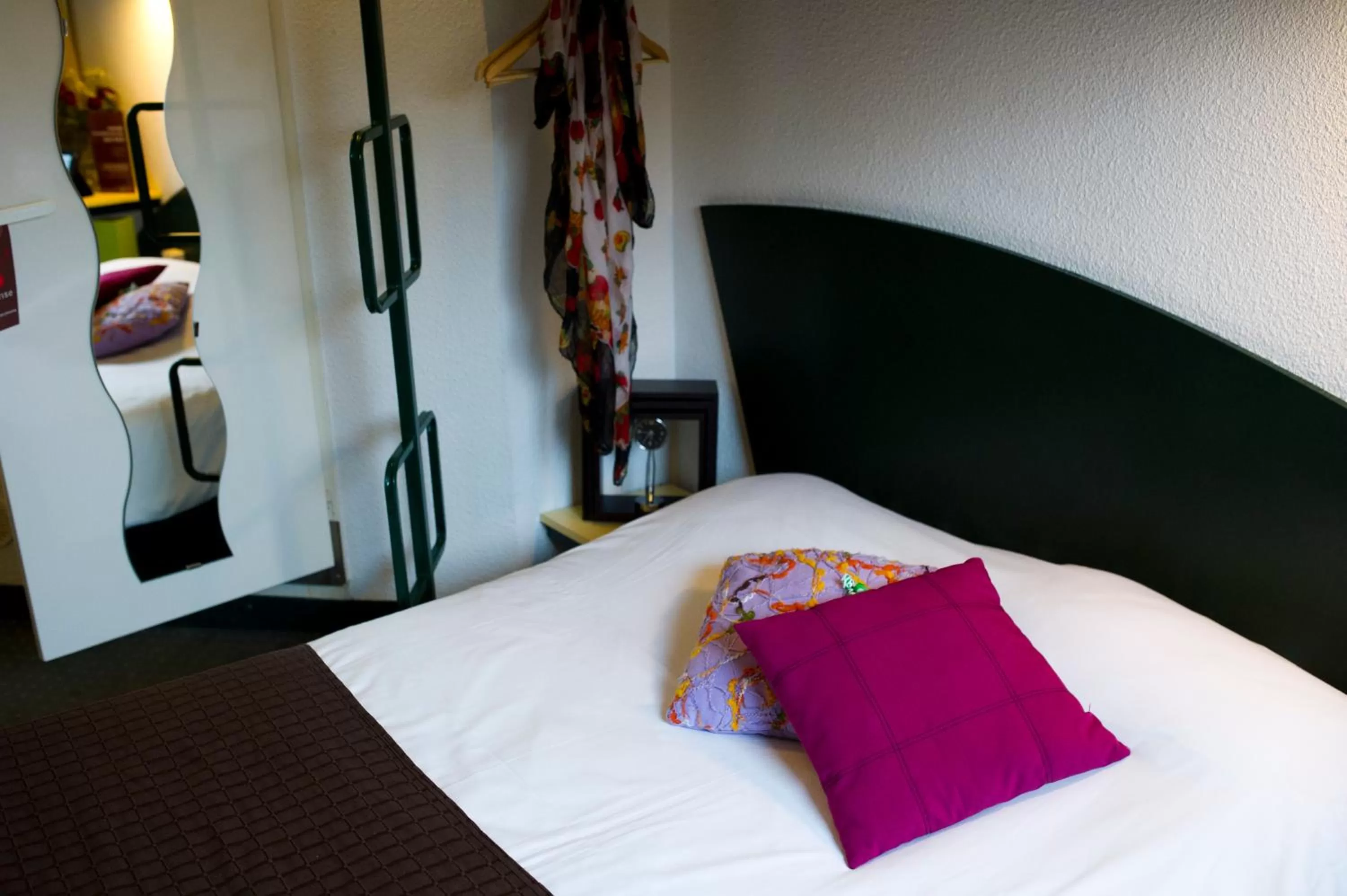 Bed in Hôtel Cerise Auxerre