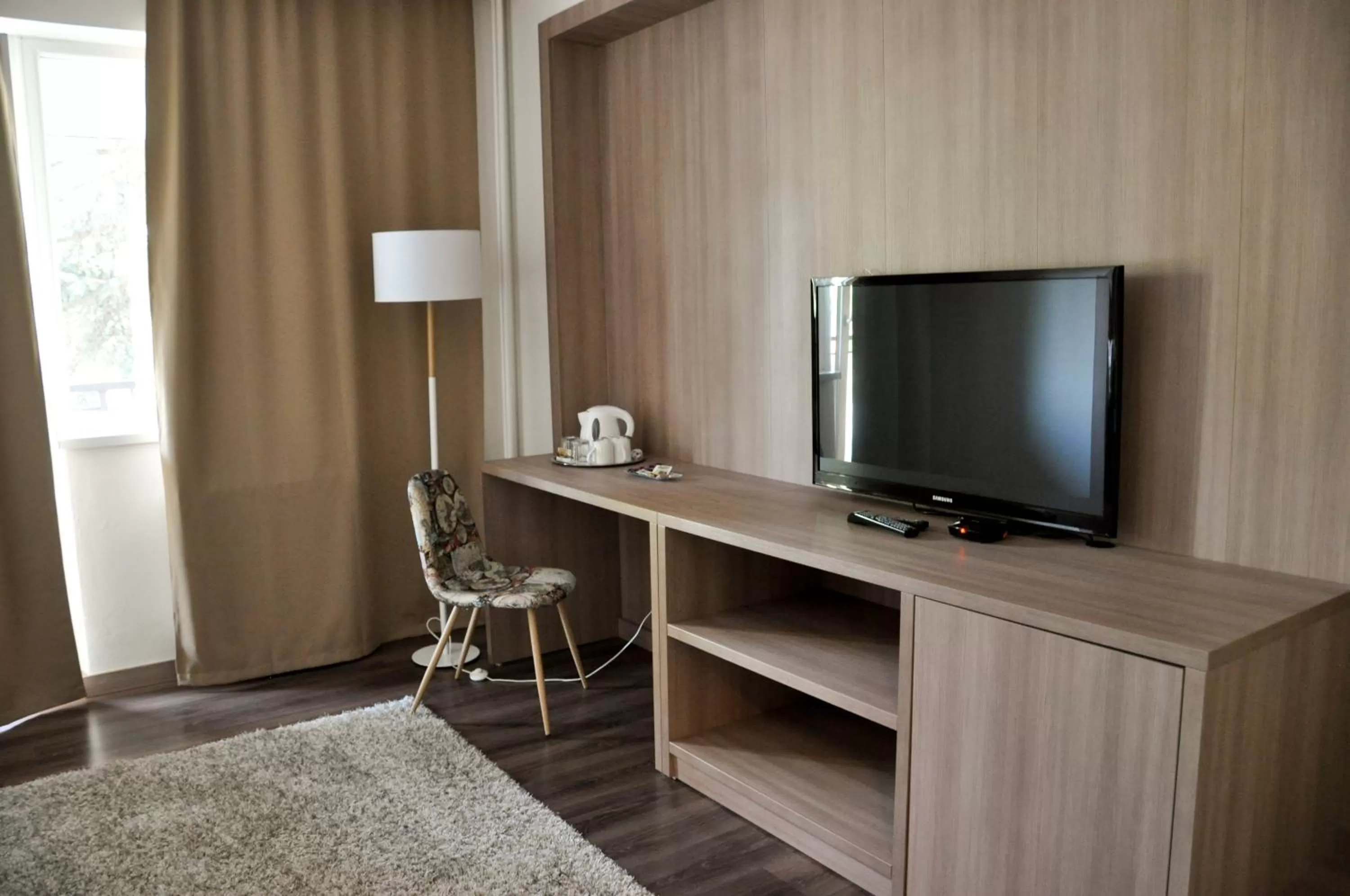 TV and multimedia, TV/Entertainment Center in Hotel Garni