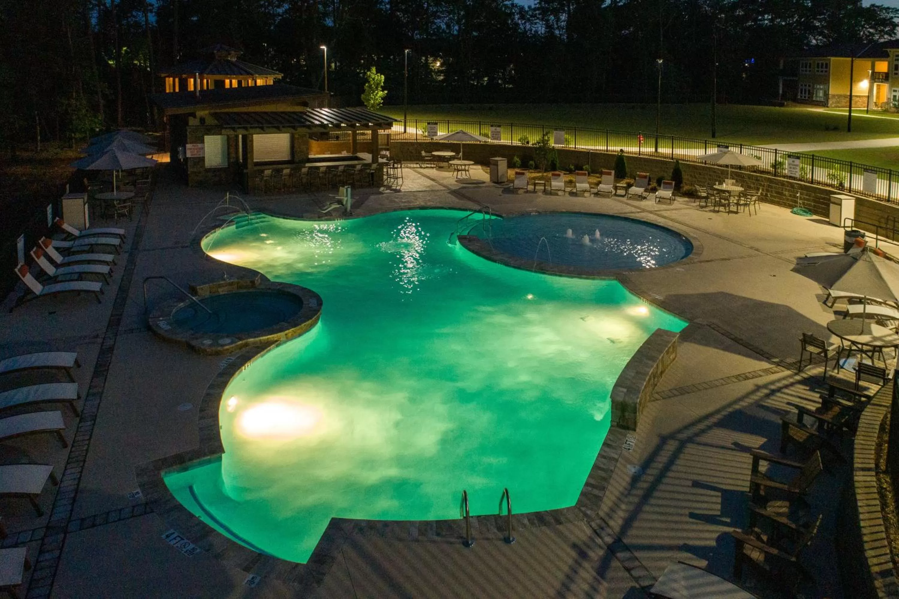 Swimming pool in Lakeside Lodge Clemson