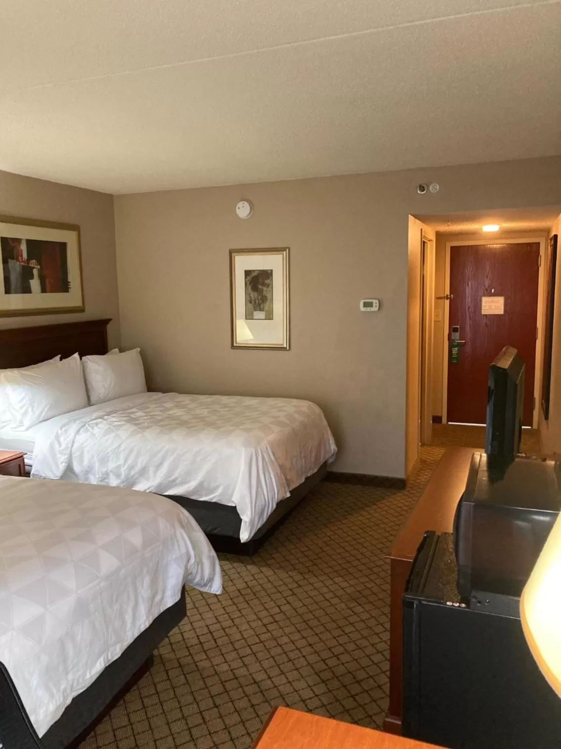 Photo of the whole room, Bed in Holiday Inn Cincinnati-Eastgate by IHG