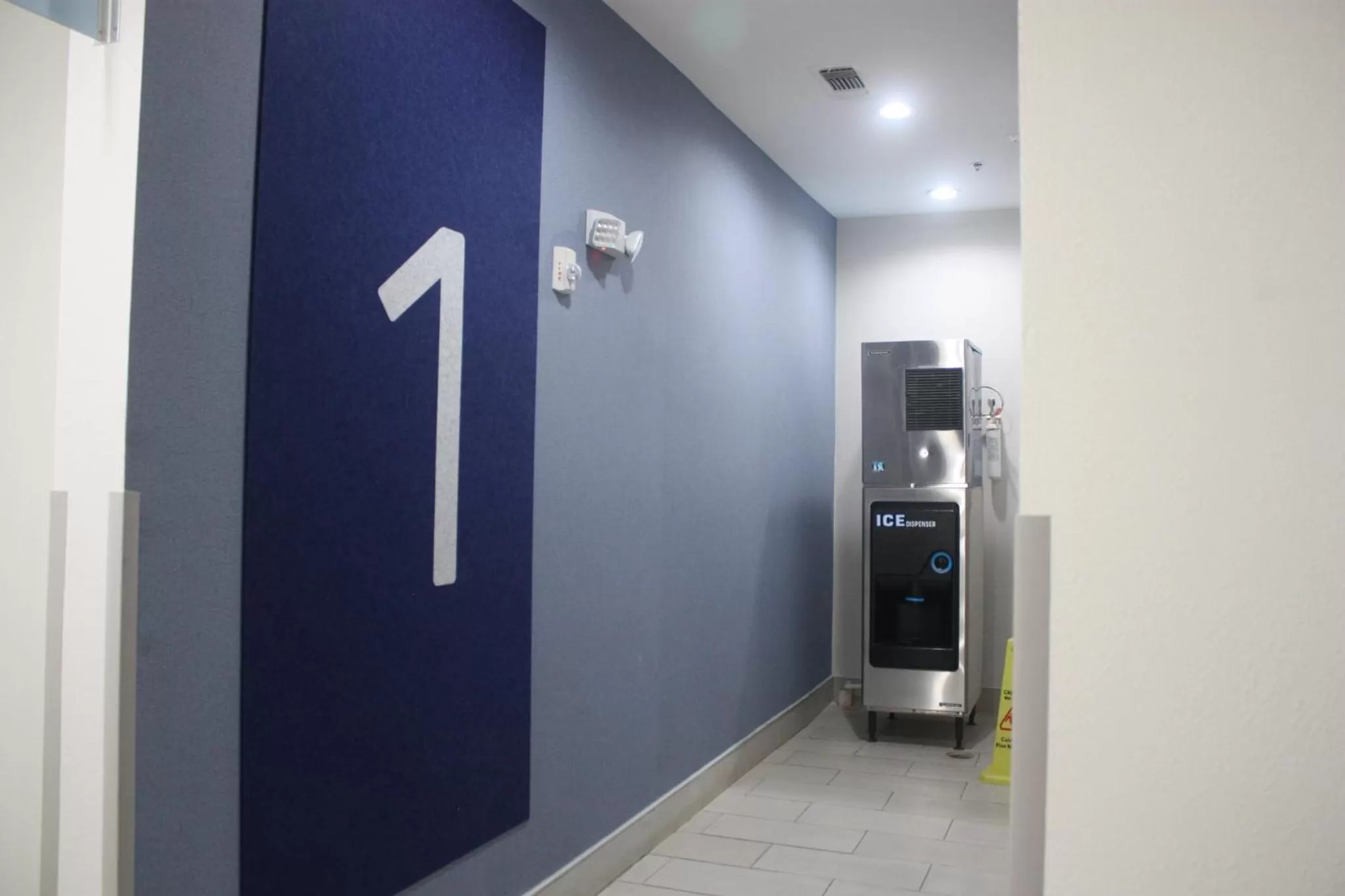 Lobby or reception in Holiday Inn Express Hotel & Suites Shamrock North by IHG