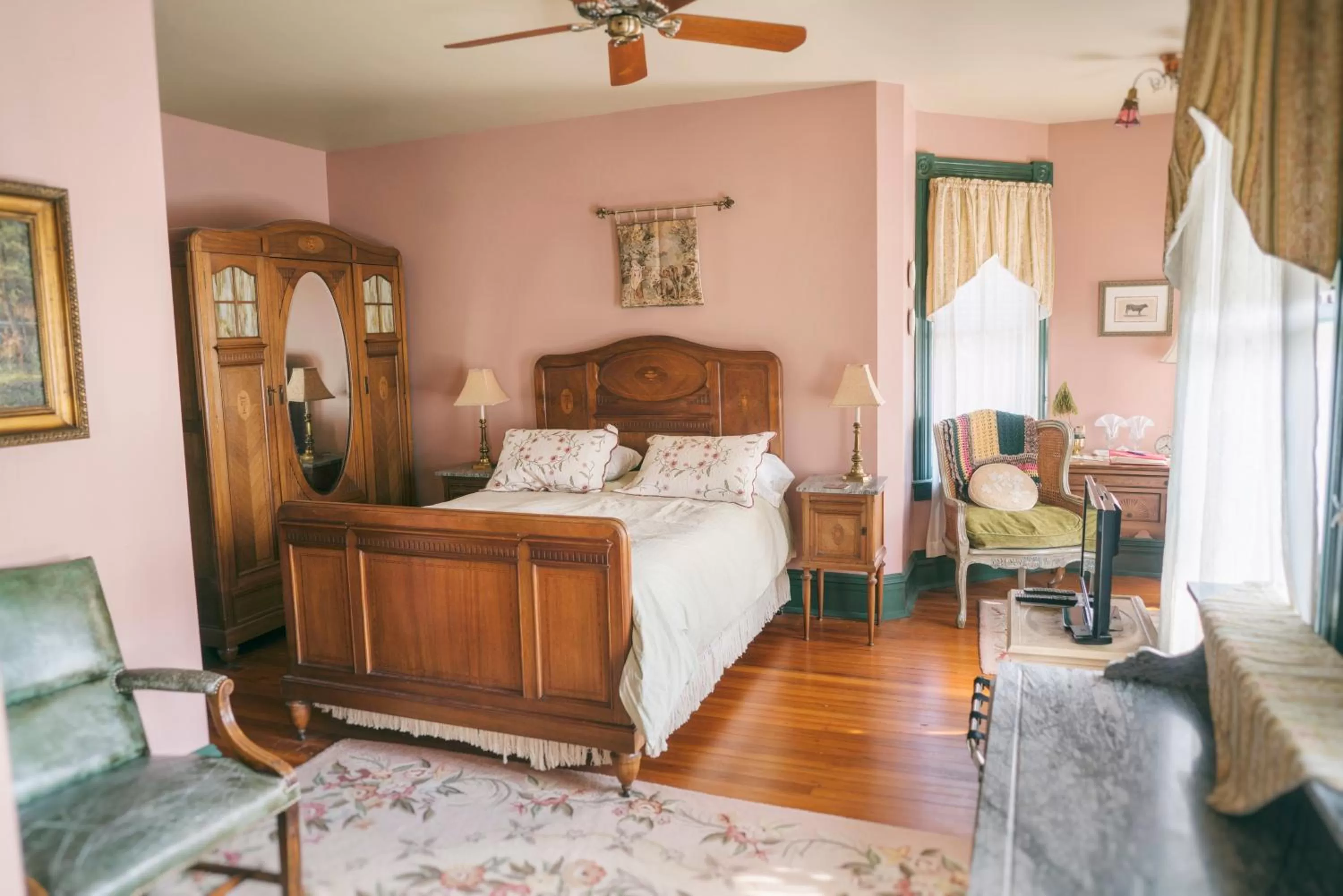 Nearby landmark, Bed in Hummingbird Inn