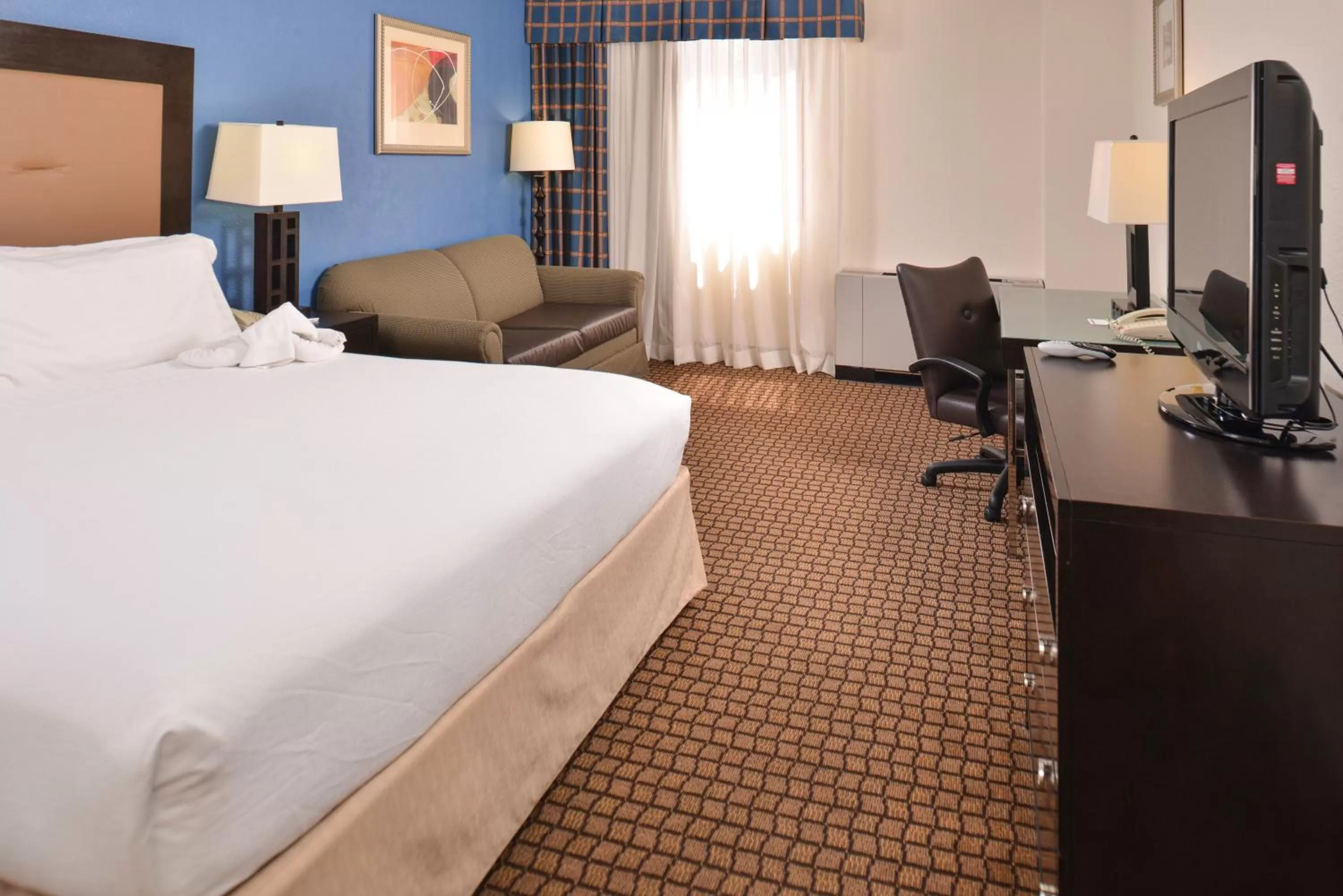 Photo of the whole room, Bed in Ramada Plaza by Wyndham Sheridan Hotel & Convention Center