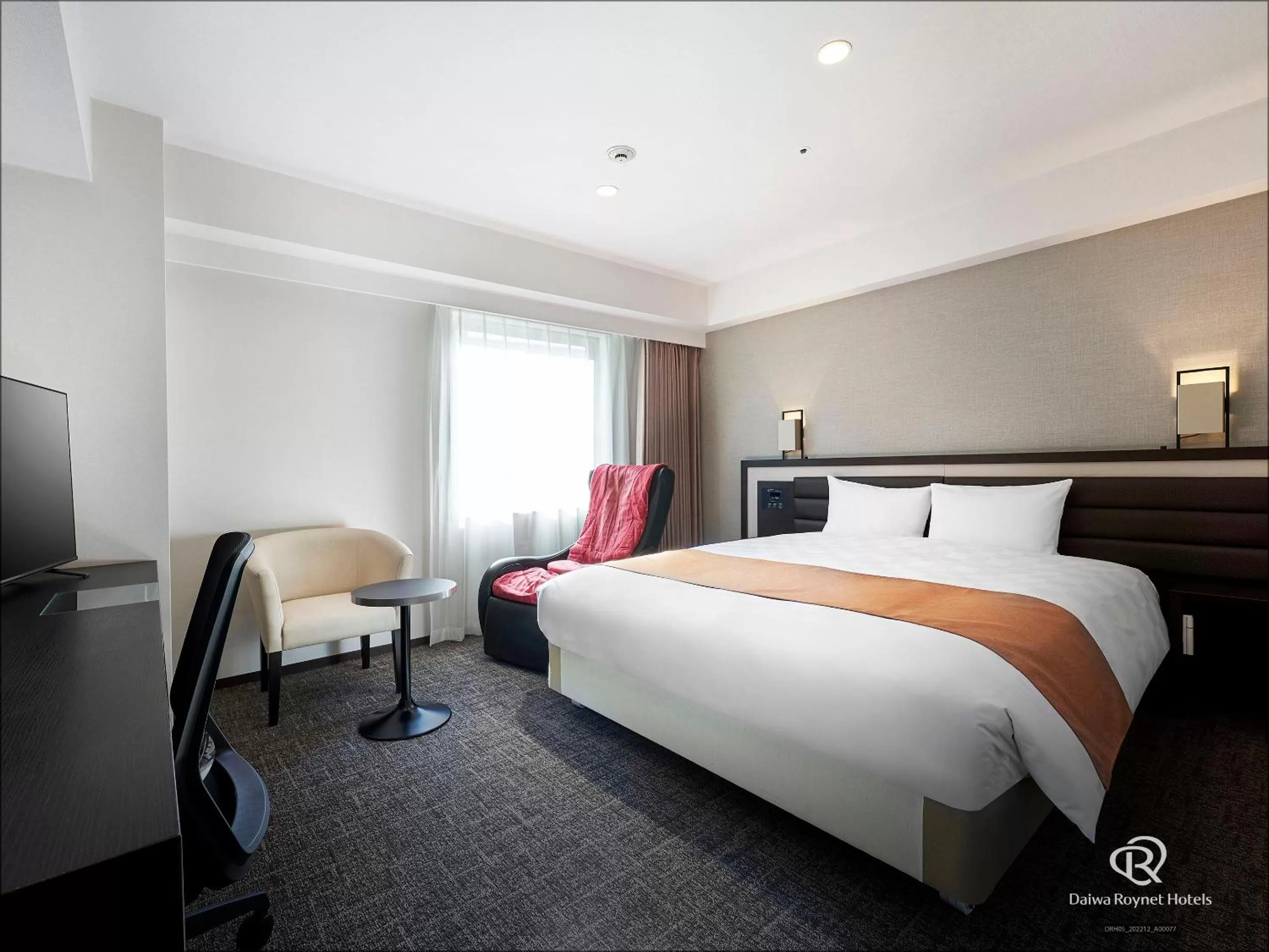 Photo of the whole room, Bed in Daiwa Roynet Hotel Osaka-Kitahama