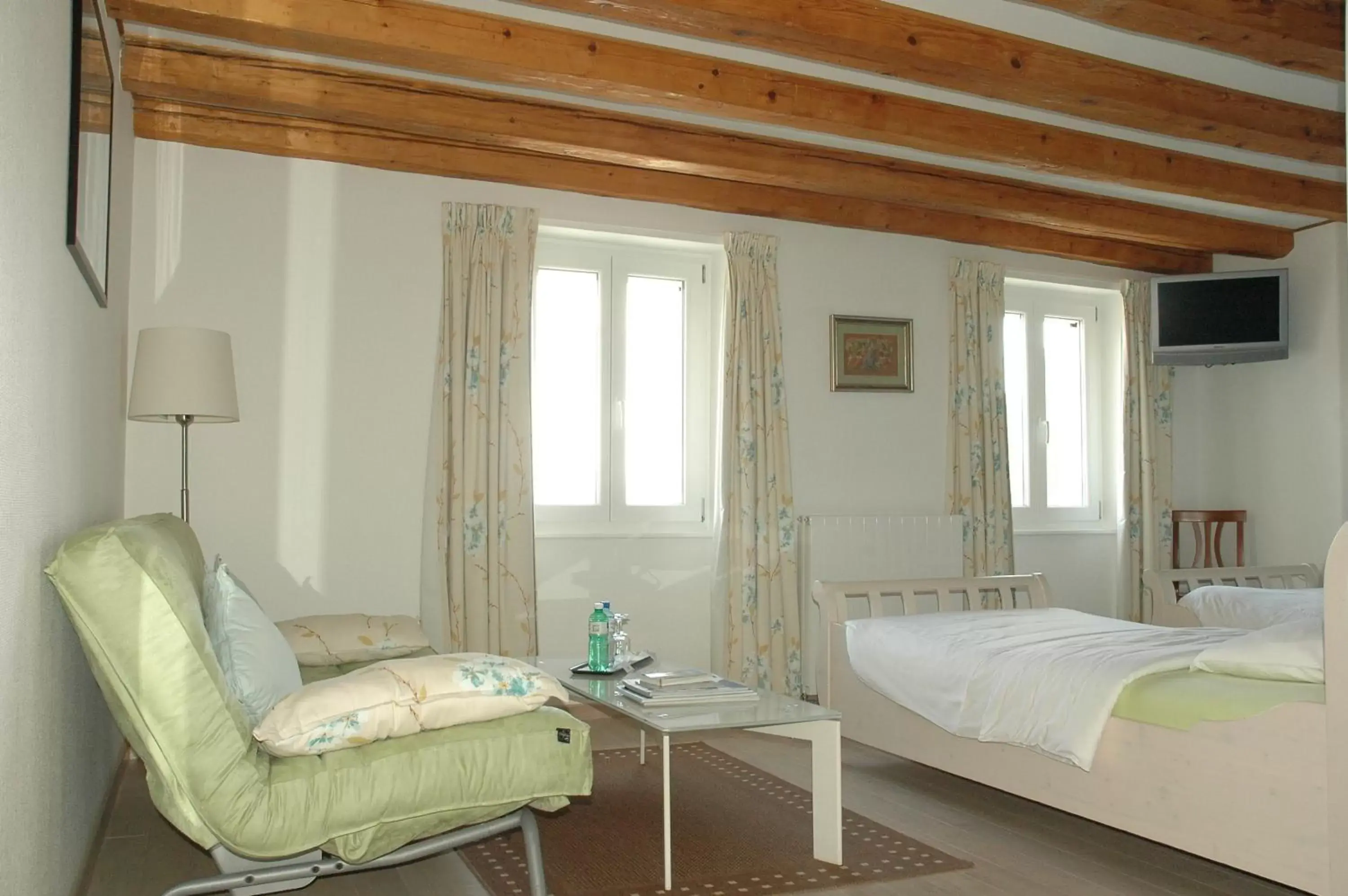 Superior Twin Room with Lake View in Auberge de Dully Superior Twin Room with Lake View in Auberge de Dully