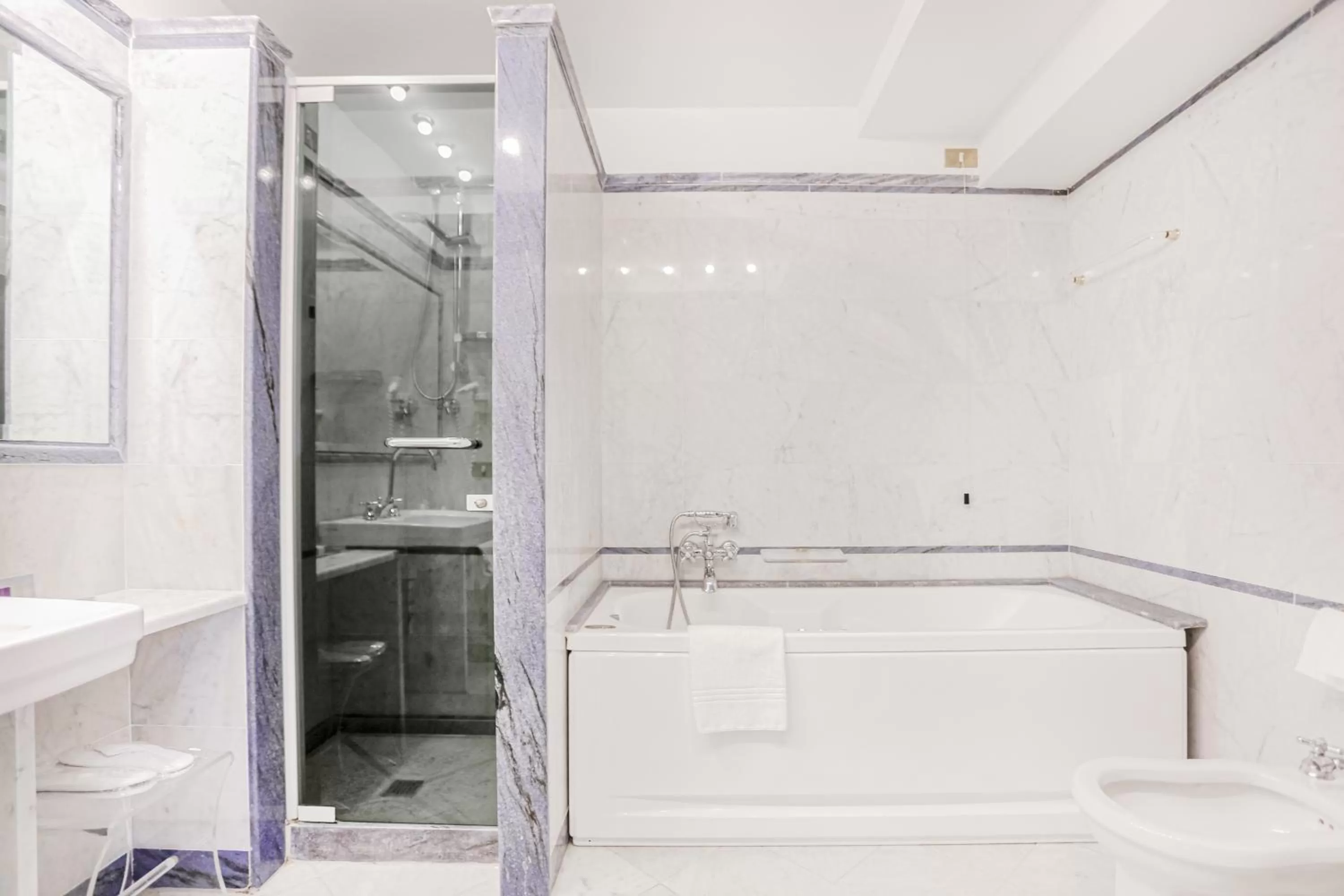 Shower in Grand Hotel Croce Di Malta