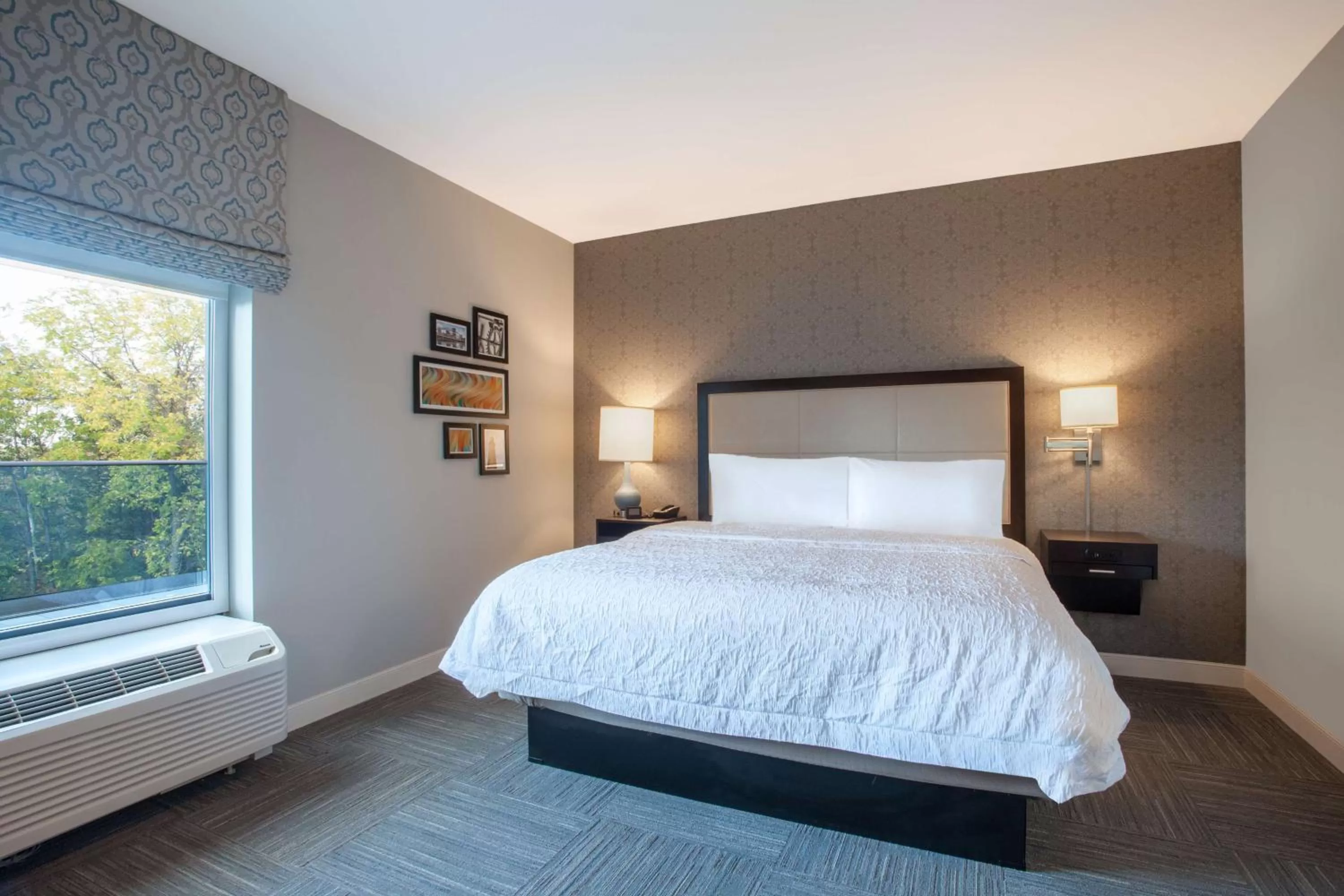 Bed in Hampton Inn Rochester Penfield, Ny