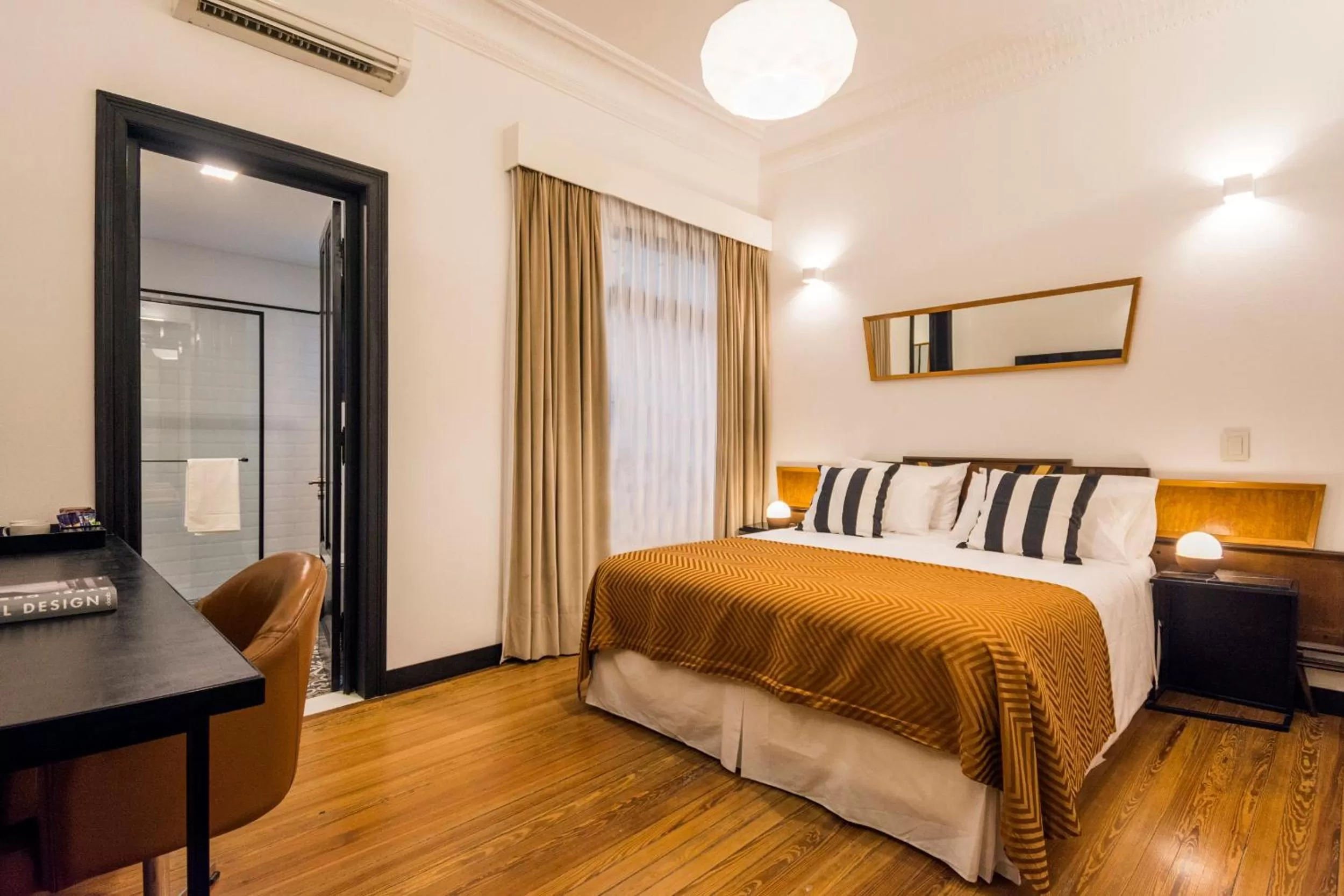 Shower, Bed in FAUNA Montevideo