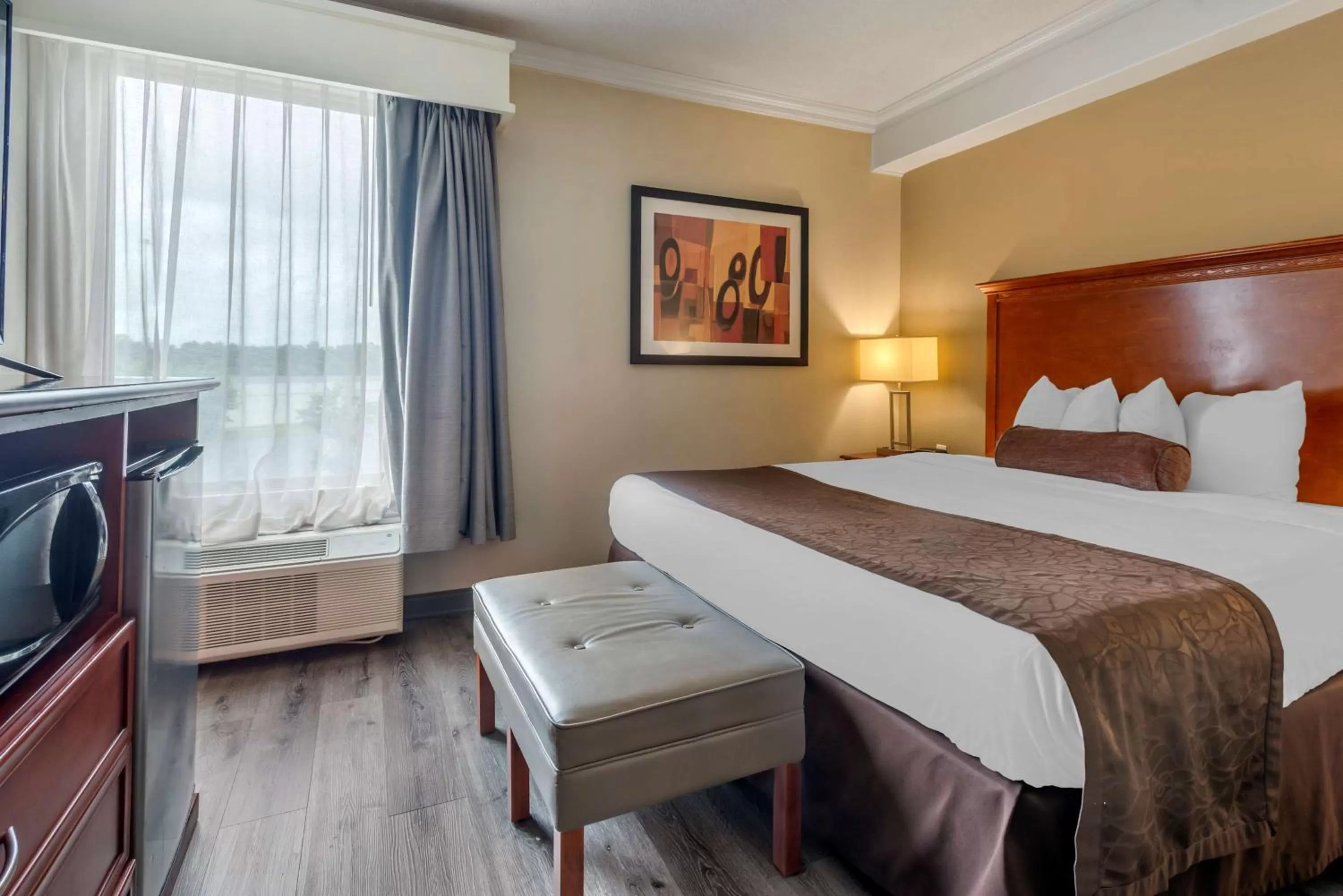 Bedroom in Best Western Fort Washington Inn