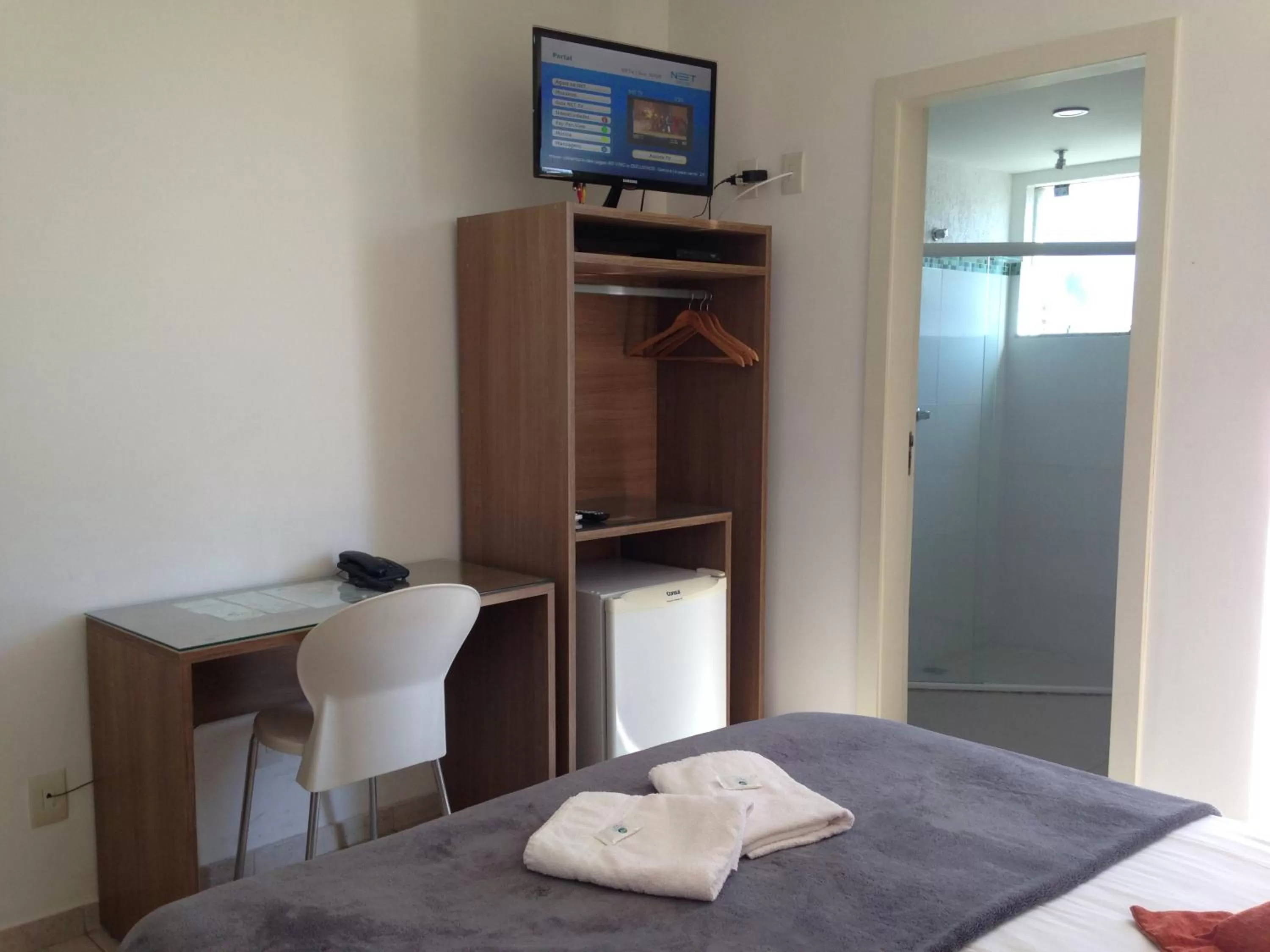 Photo of the whole room, TV/Entertainment Center in Camboinhas Beach Pousada