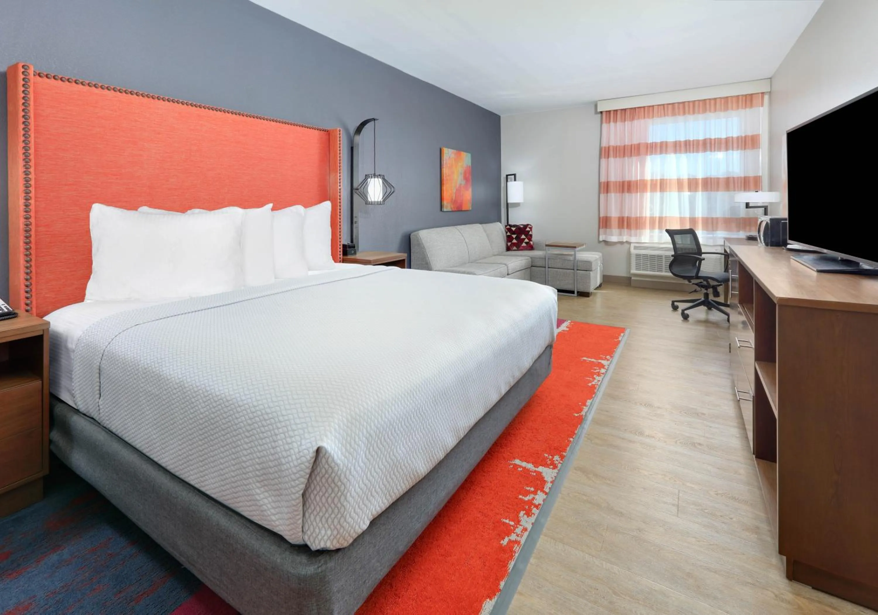 Bed in La Quinta Inn & Suites by Wyndham Lakeway