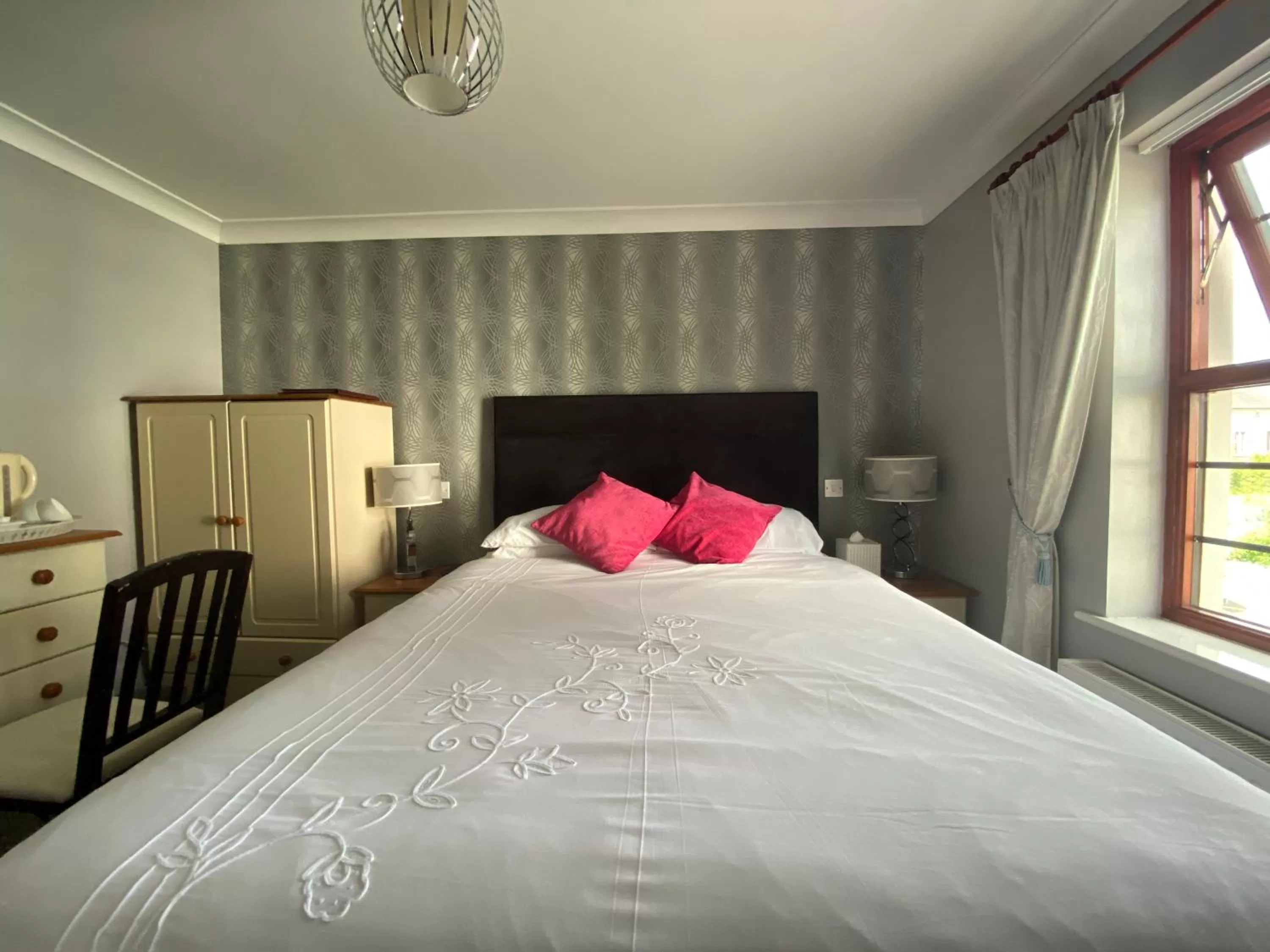 Bedroom, Bed in Flambards Hotel