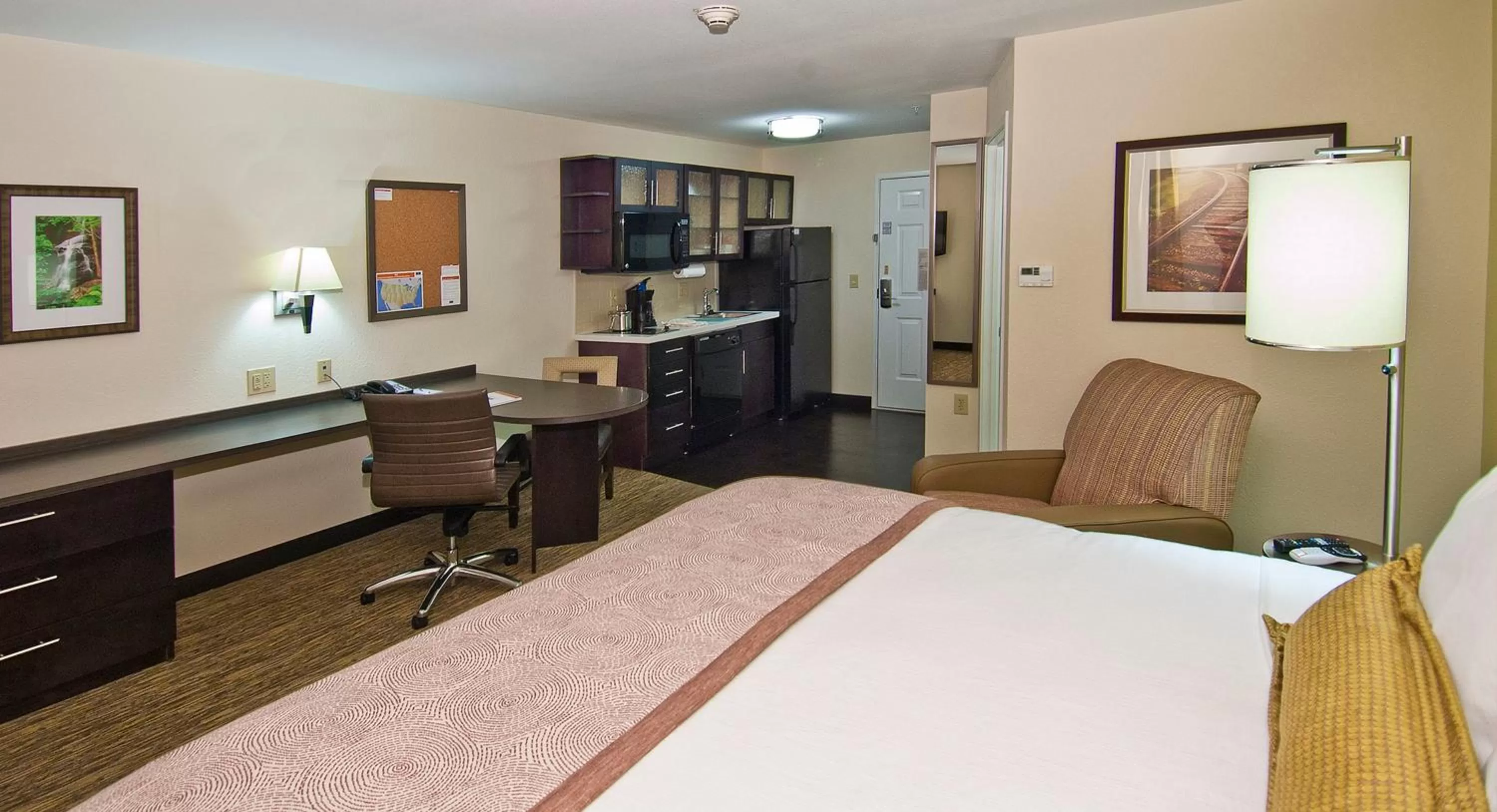 Deluxe King Room - Hearing Accessible with Bath Tub/Non-Smoking in Candlewood Suites Tupelo, an IHG Hotel