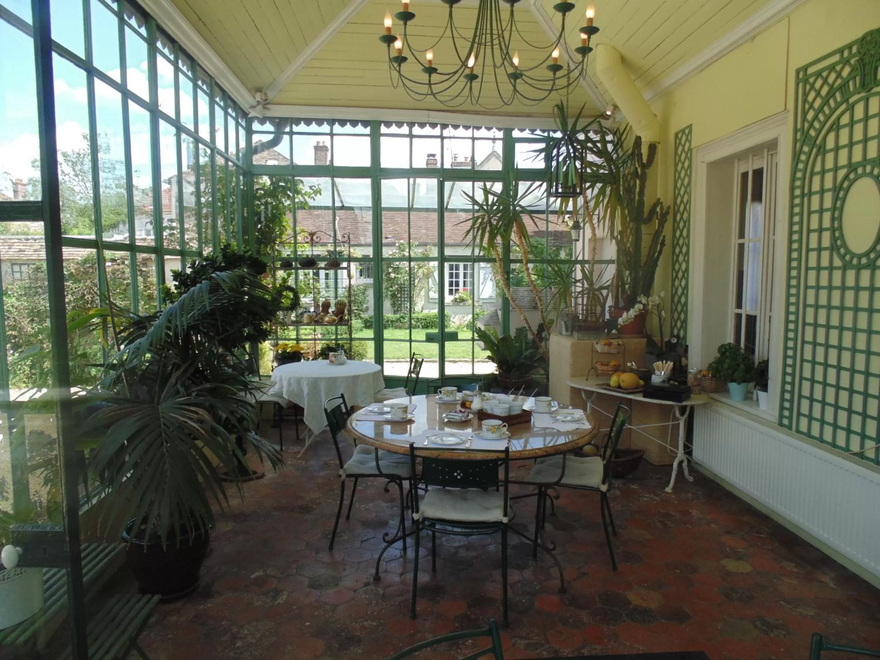 Restaurant/places to eat in Clos Saint Nicolas