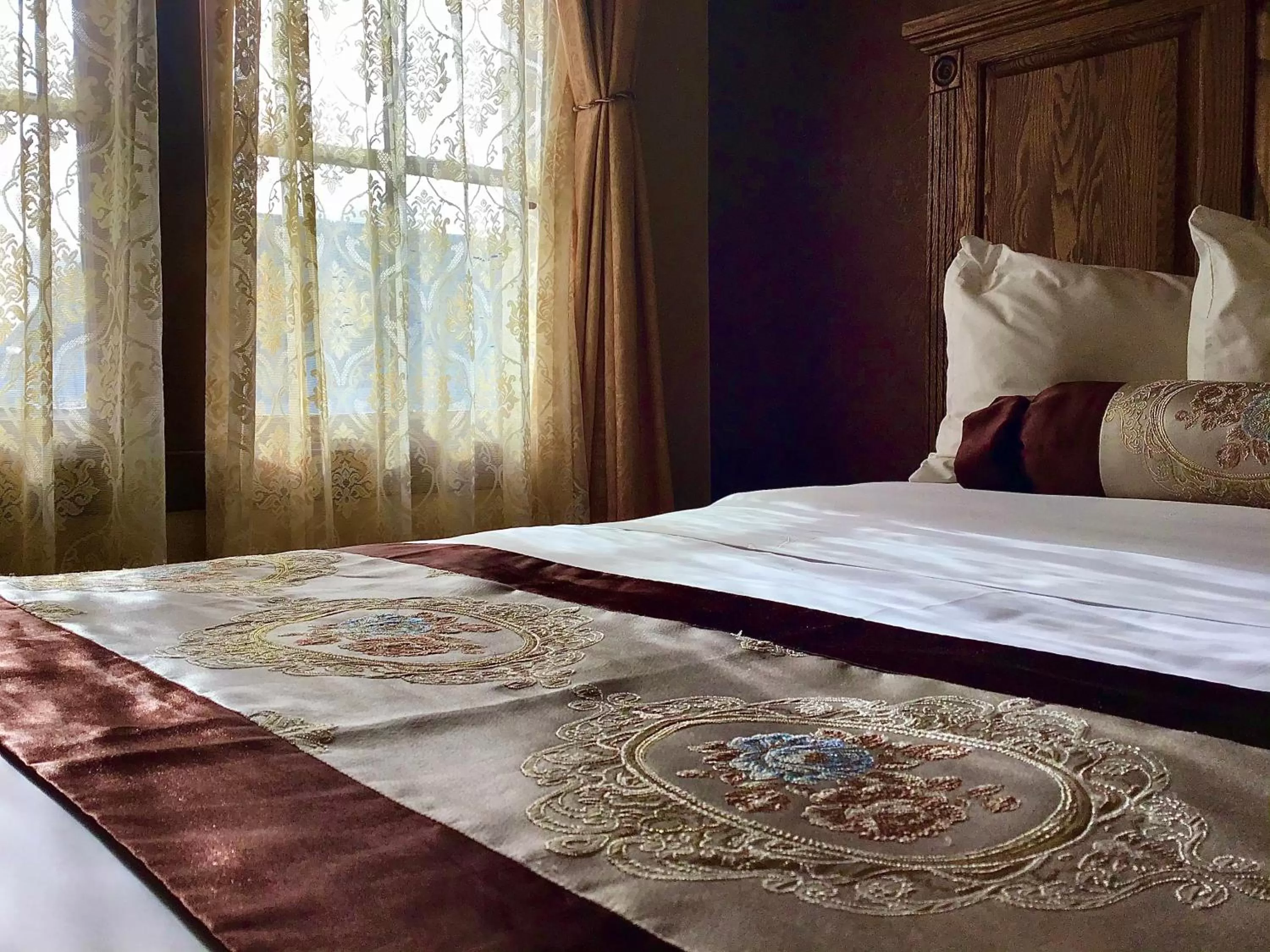 Bed in Eureka Inn, Trademark Collection by Wyndham