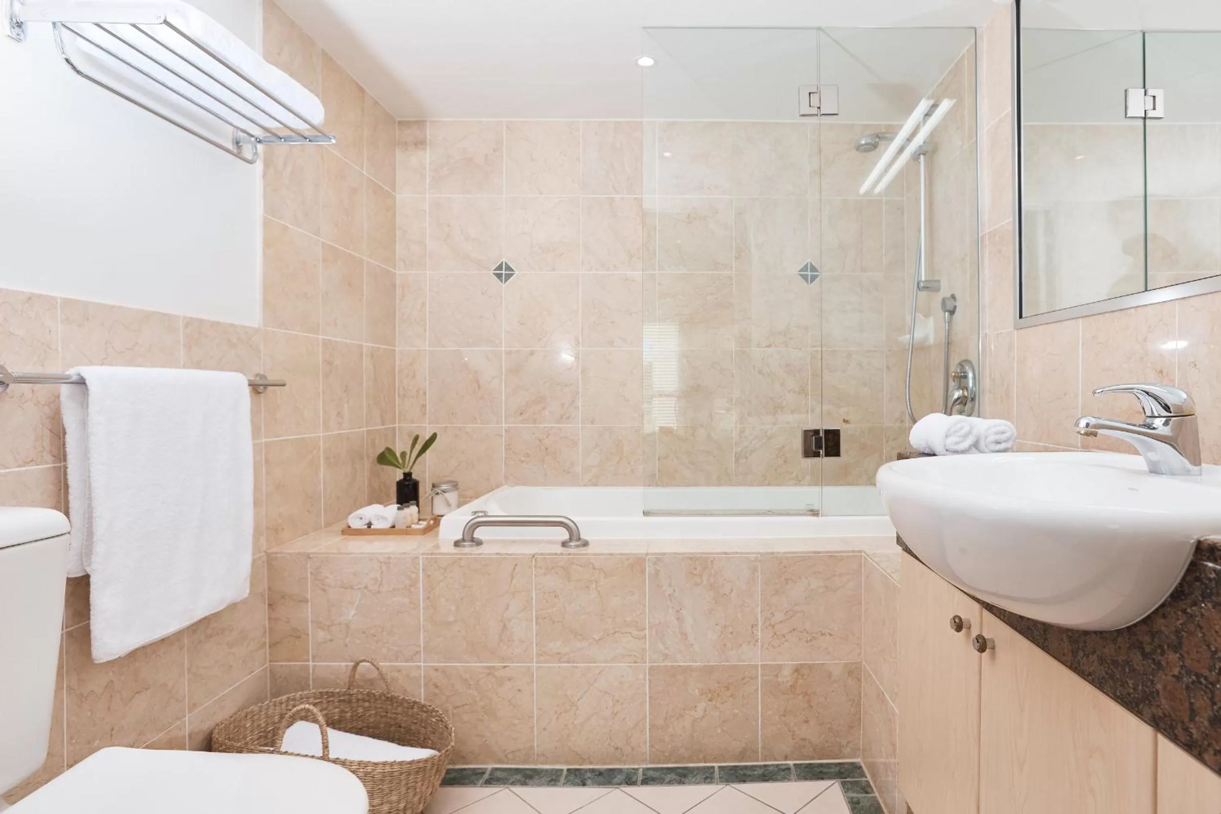 Hot Tub in Sea Change Beachfront Apartments