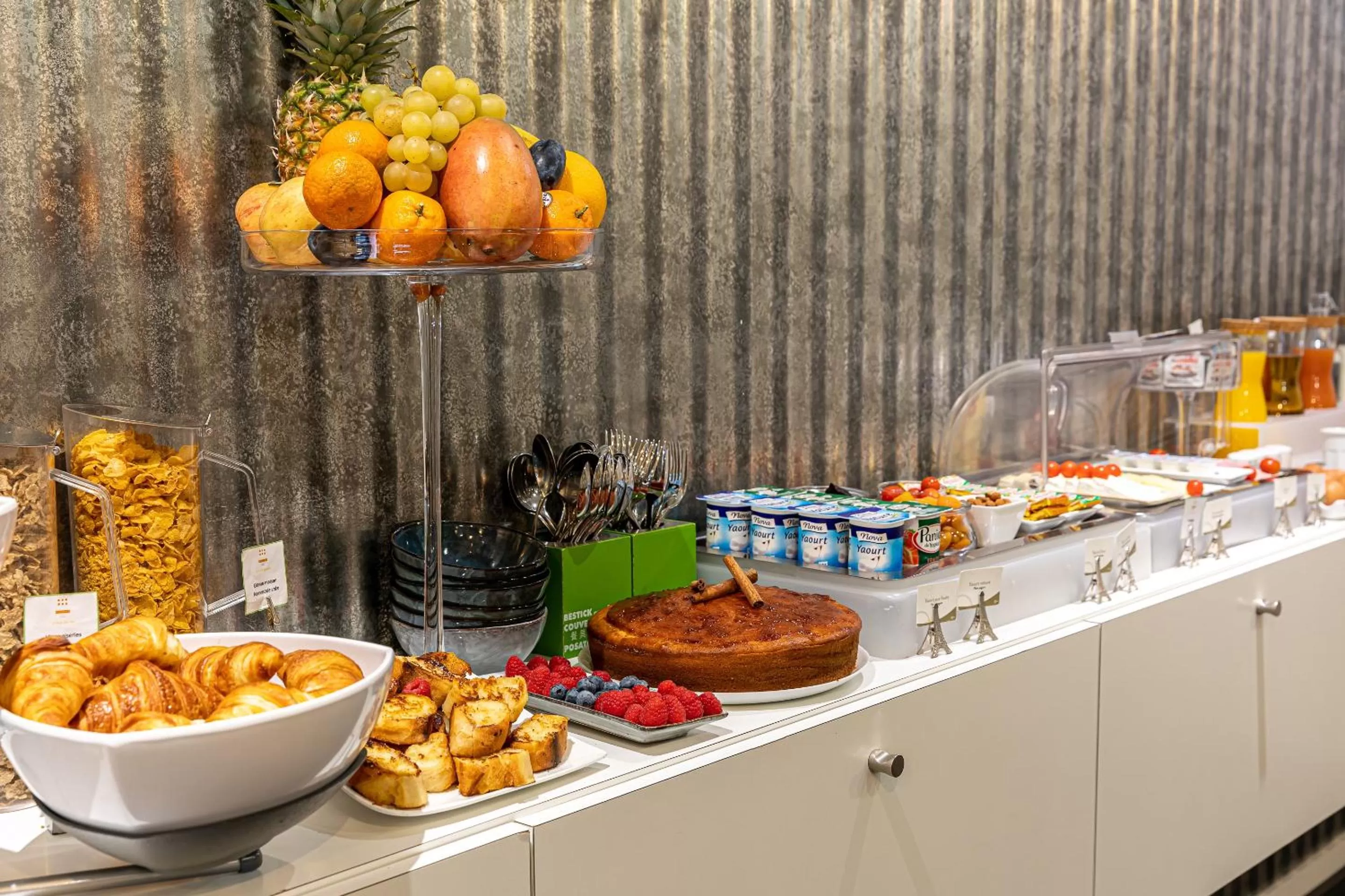 Breakfast in Hotel Glasgow Monceau by Patrick Hayat