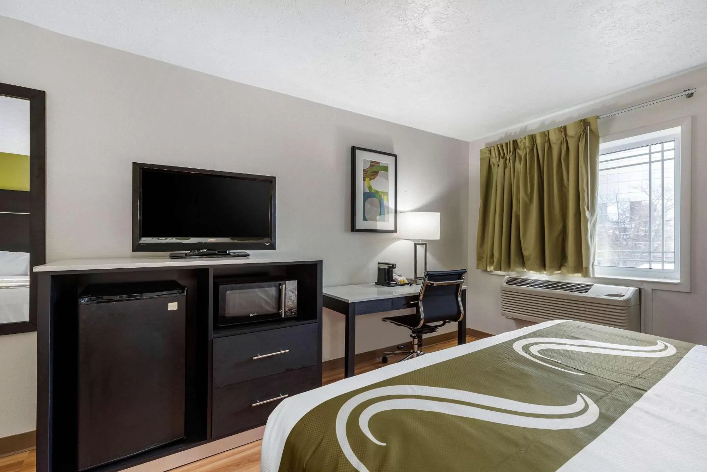 Photo of the whole room, Bed in Quality Inn Coraopolis