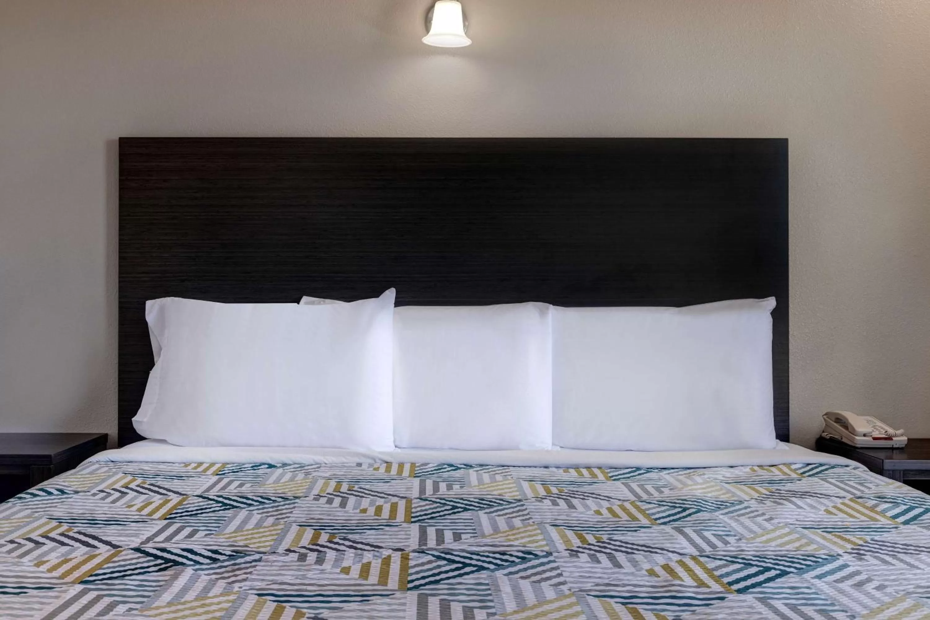 Bedroom, Bed in Studio 6 Branson West MO Silver Dollar City