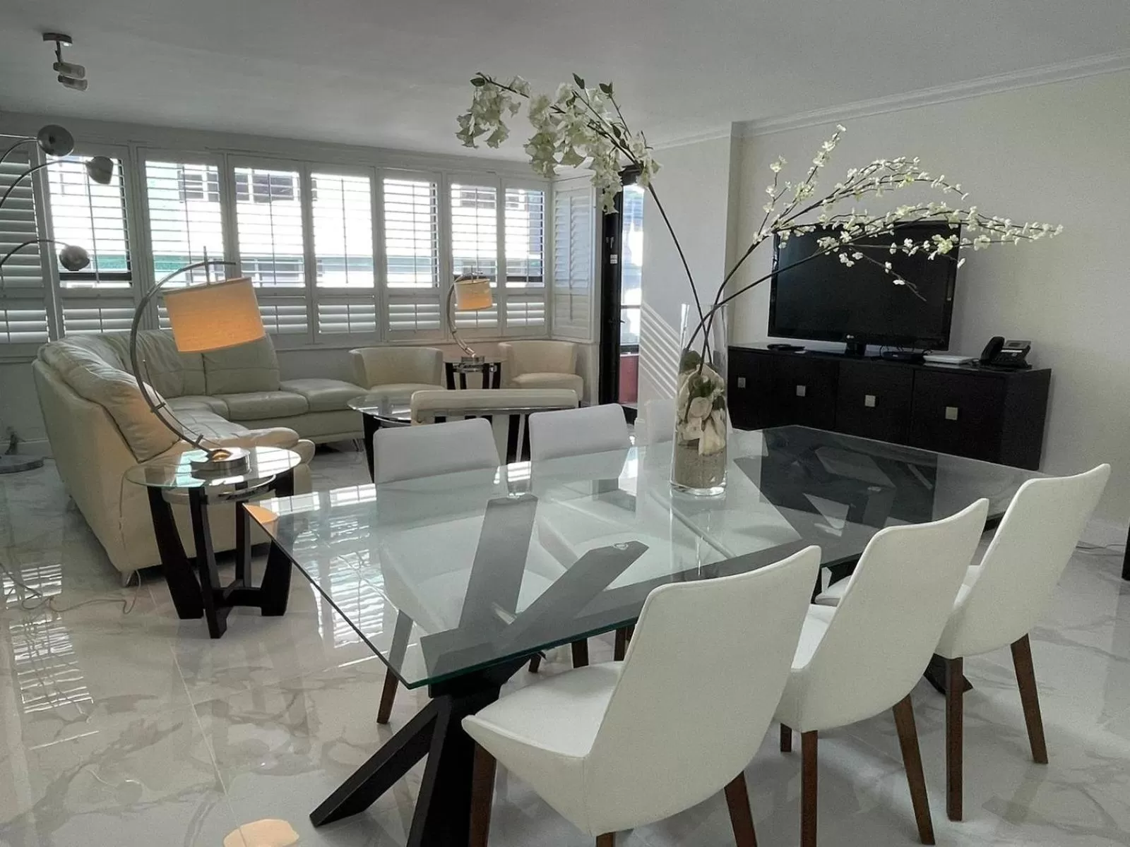 Living room, Restaurant/Places to Eat in The Alexander Beach Residences