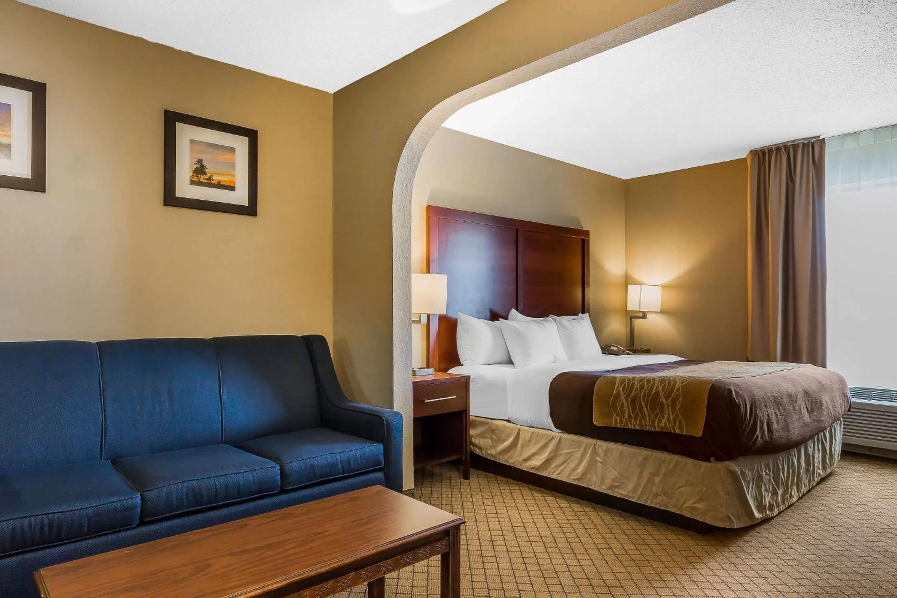 Photo of the whole room, Bed in Comfort Inn & Suites Mishawaka-South Bend