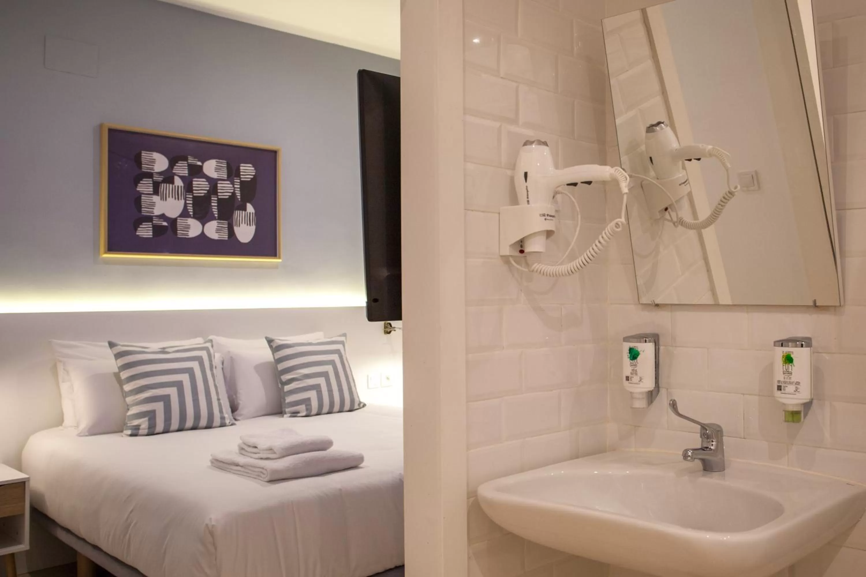 Bathroom, Bed in Gran Central Suites