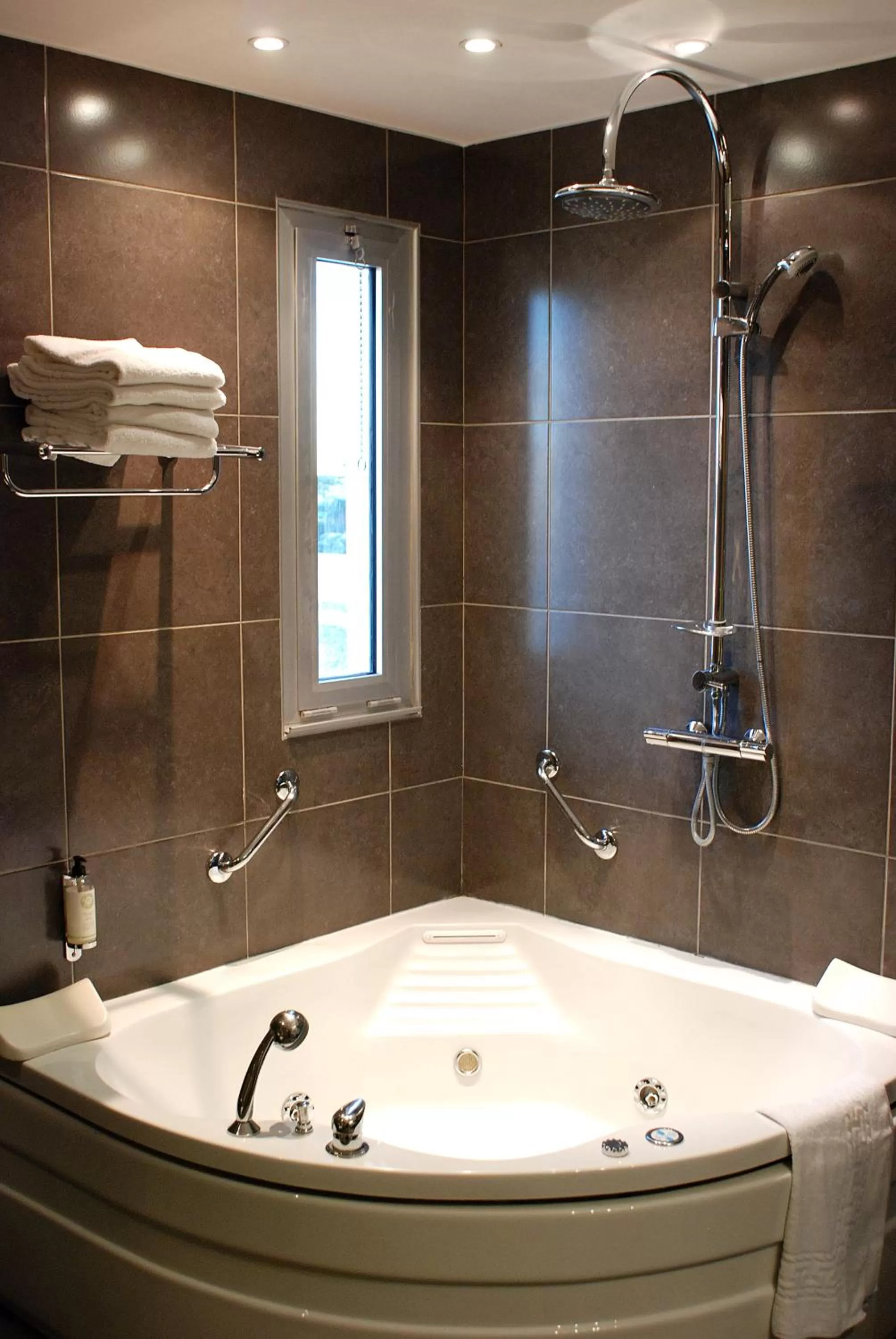 Shower in Logis NIMOTEL Hôtel Cosy