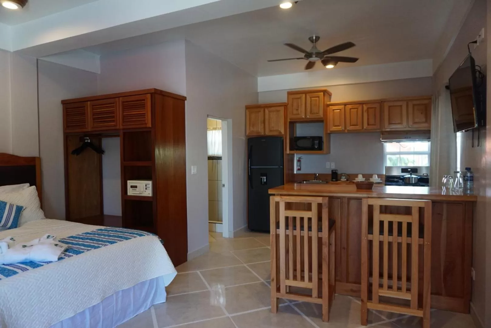 kitchen, Bed in La Isla Resort