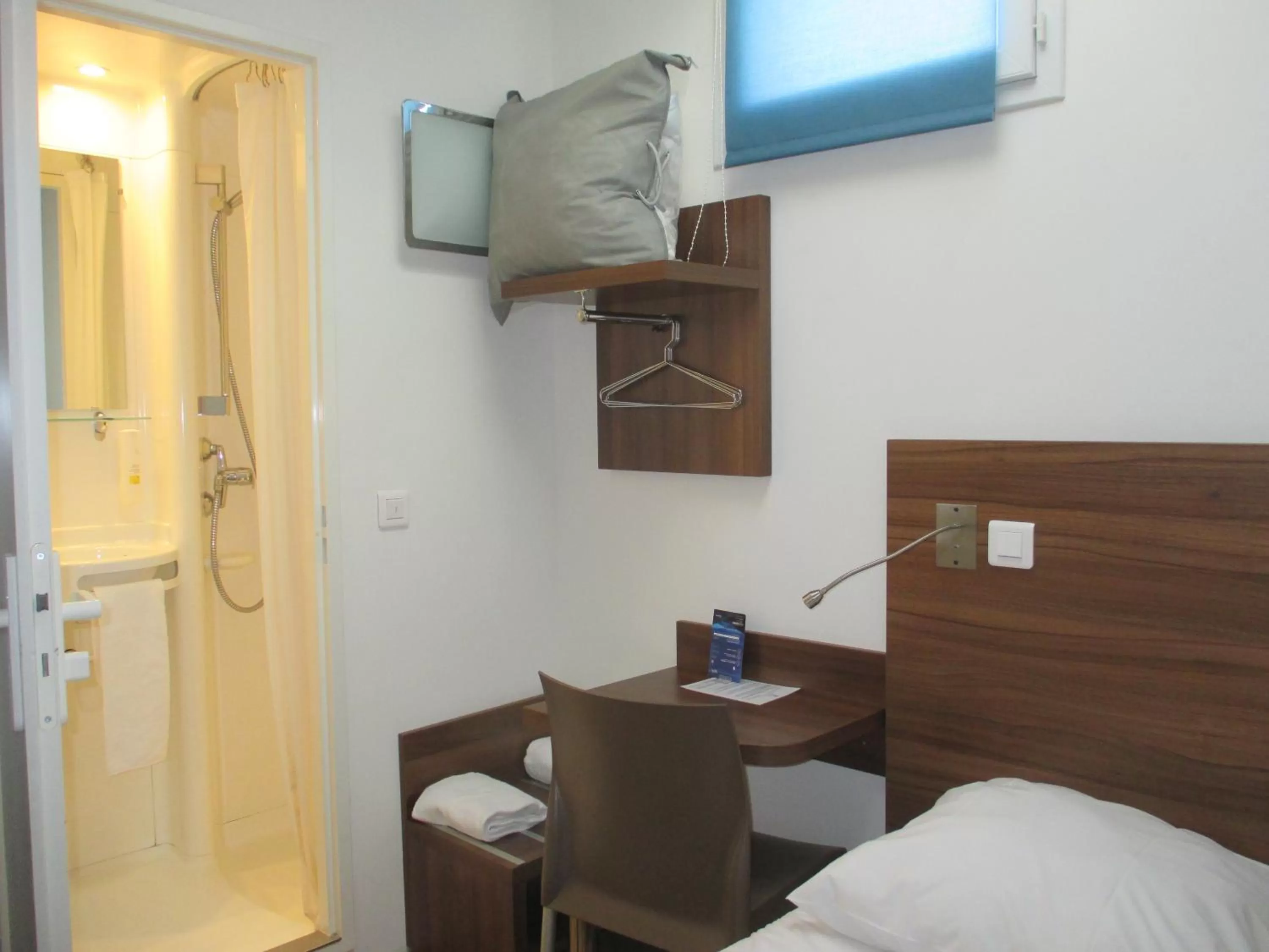 Bedroom, Bed in Hôtel le Pastel