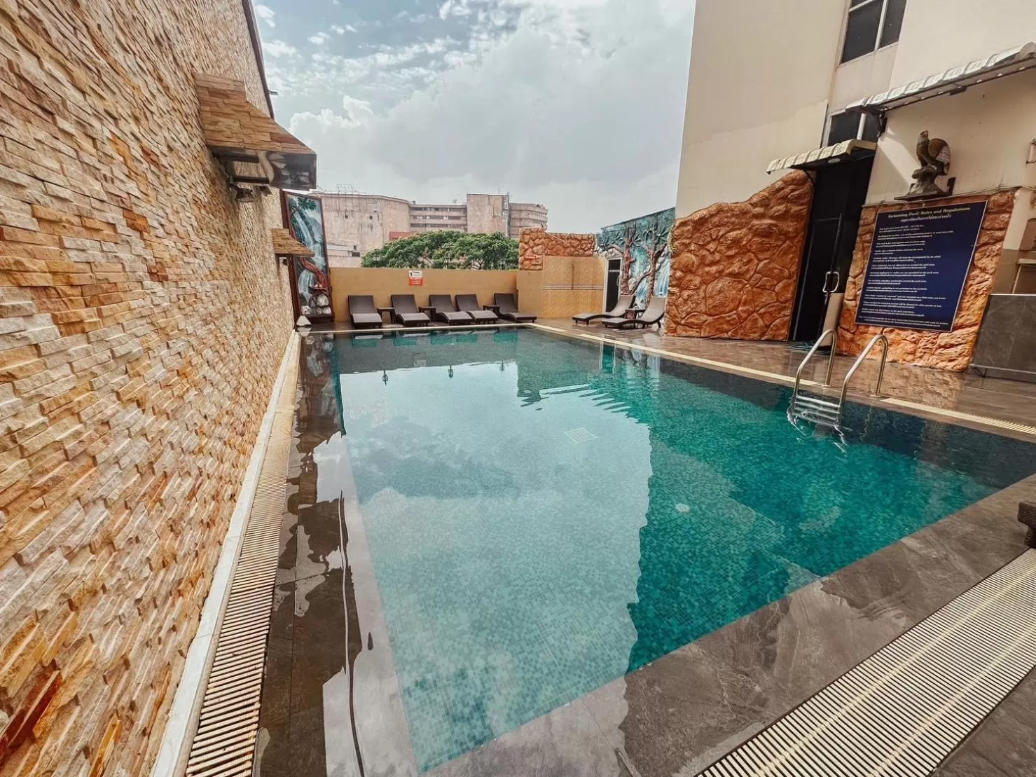 Swimming pool in Hotel De Khuvieng