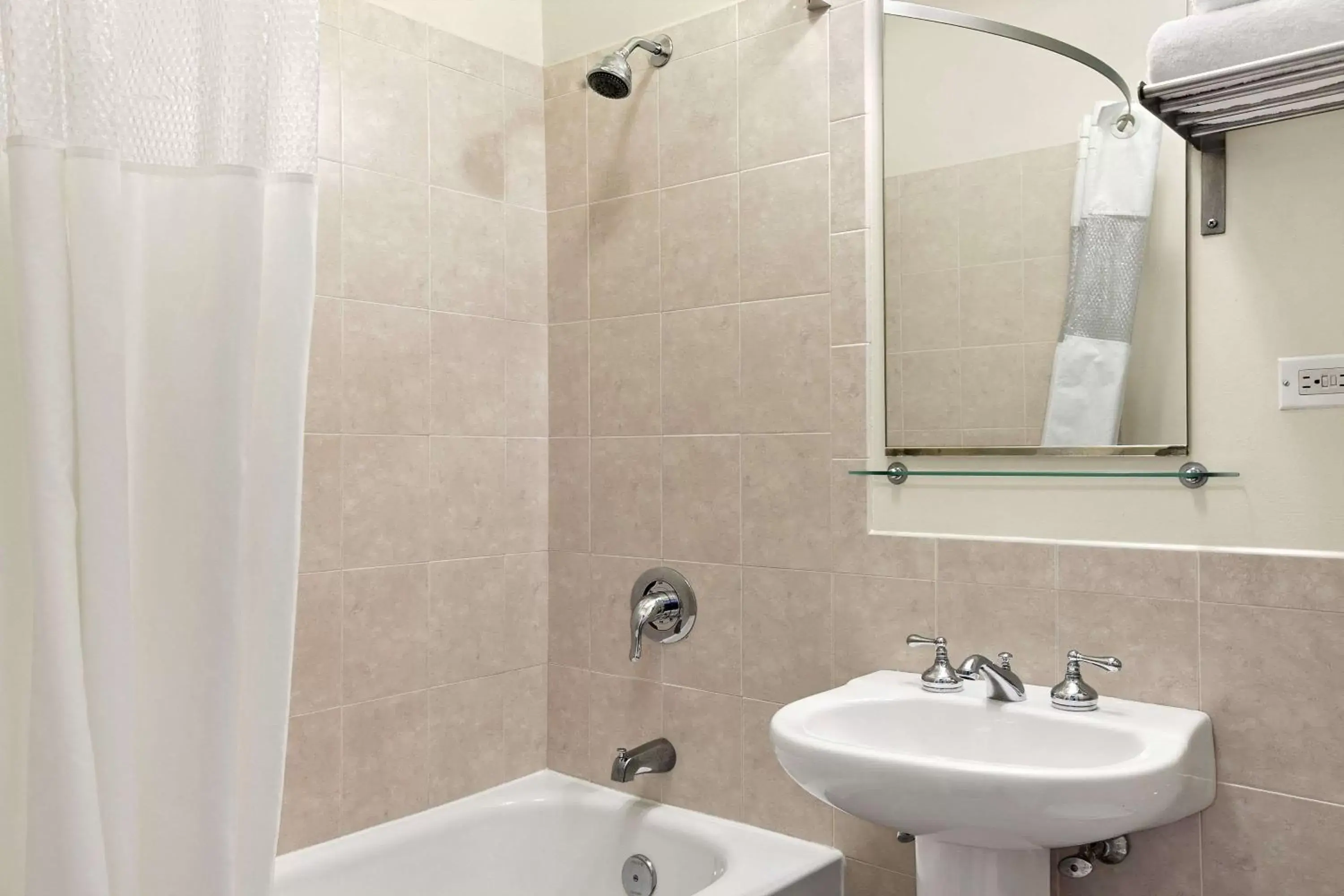 King Room with One King Bed - Non-Smoking in Travelodge by Wyndham Downtown Chicago King Room with One King Bed - Non-Smoking in Travelodge by Wyndham Downtown Chicago