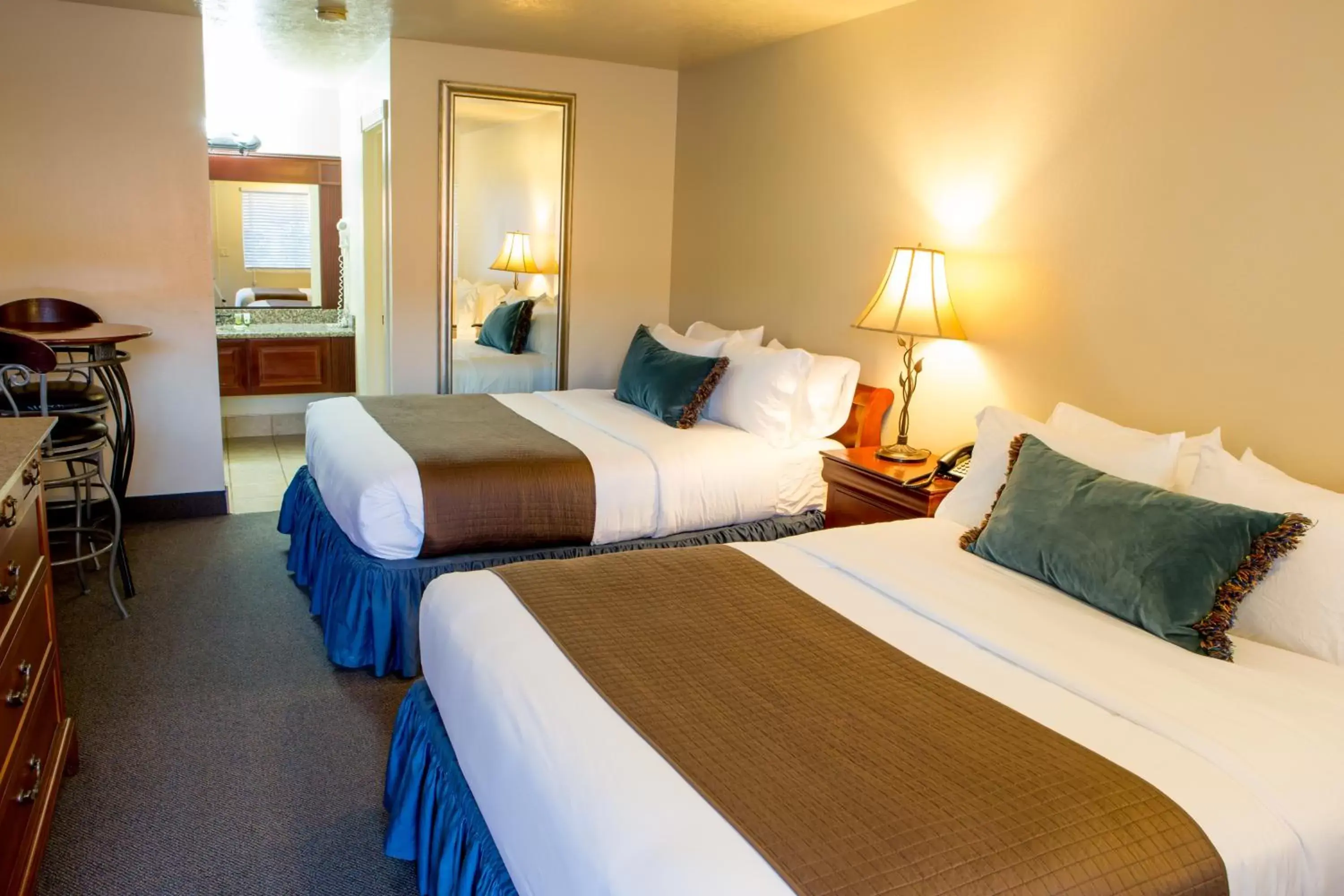 Queen Room with Two Queen Beds in The Chalet Queen Room with Two Queen Beds in The Chalet