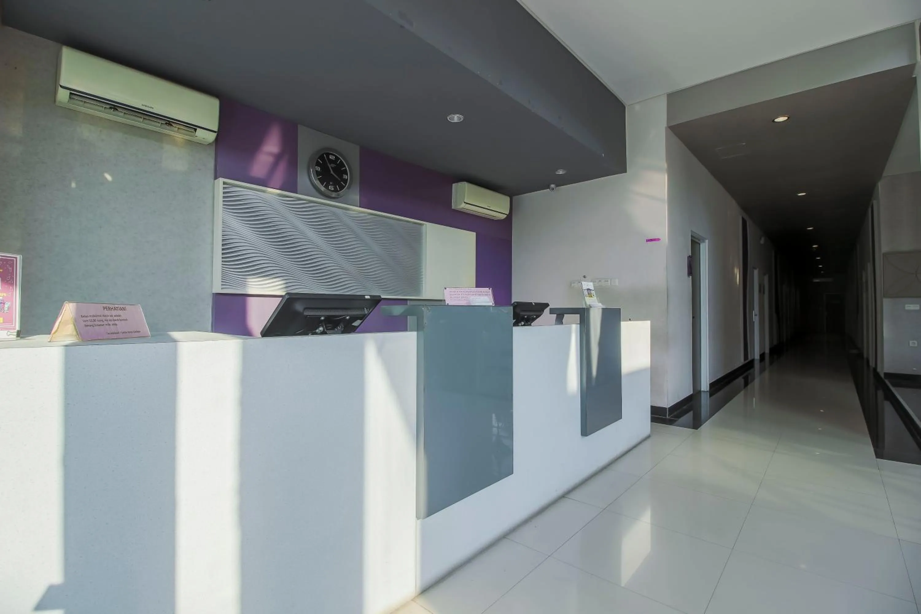 Lobby or reception in RedDoorz near Goa Sunyaragi