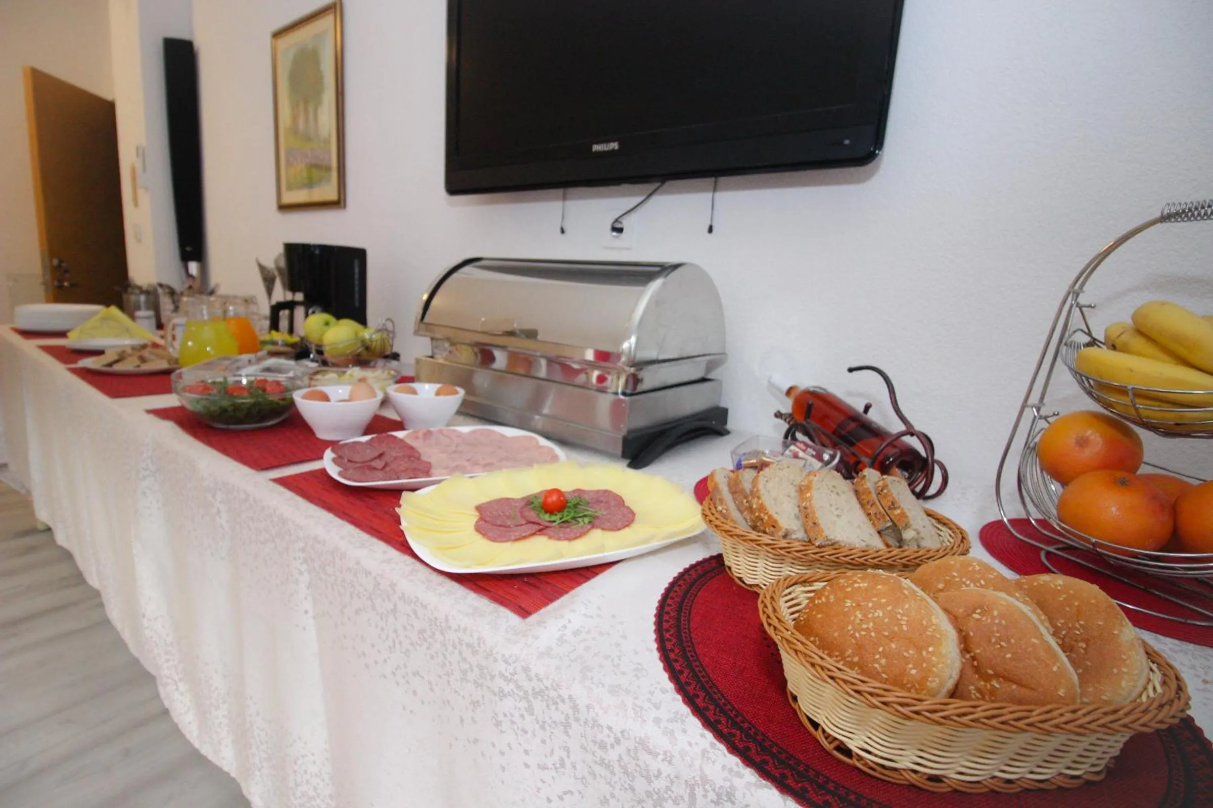 TV and multimedia, TV/Entertainment Center in Motel Deny