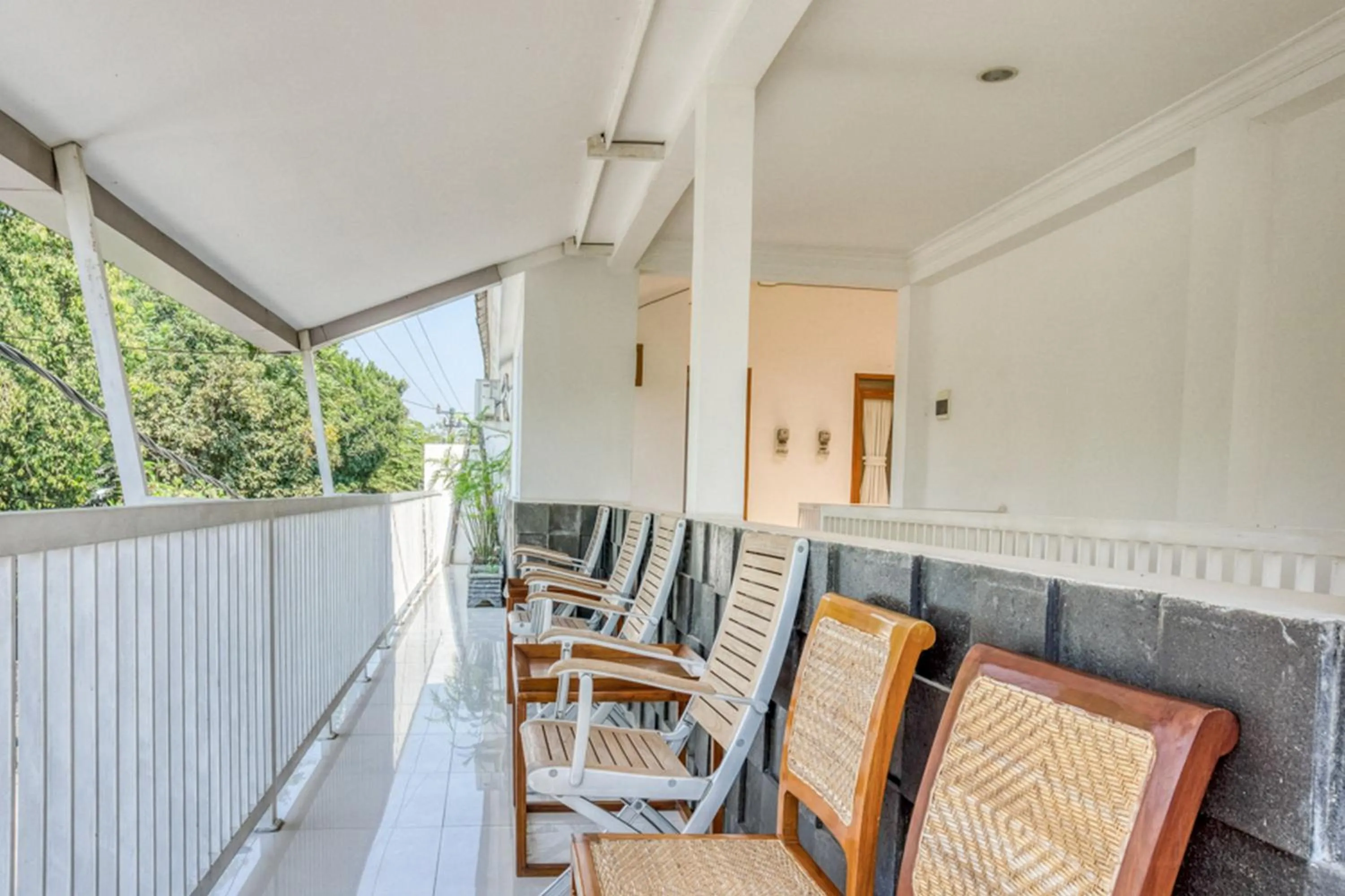 Seating area in RedDoorz Syariah near Taman Pelangi Jogja 2