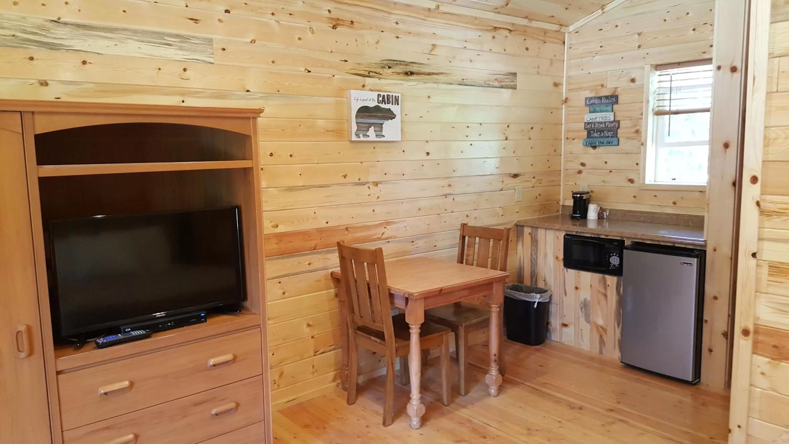 TV and multimedia in Riverfront Motel & Cabins