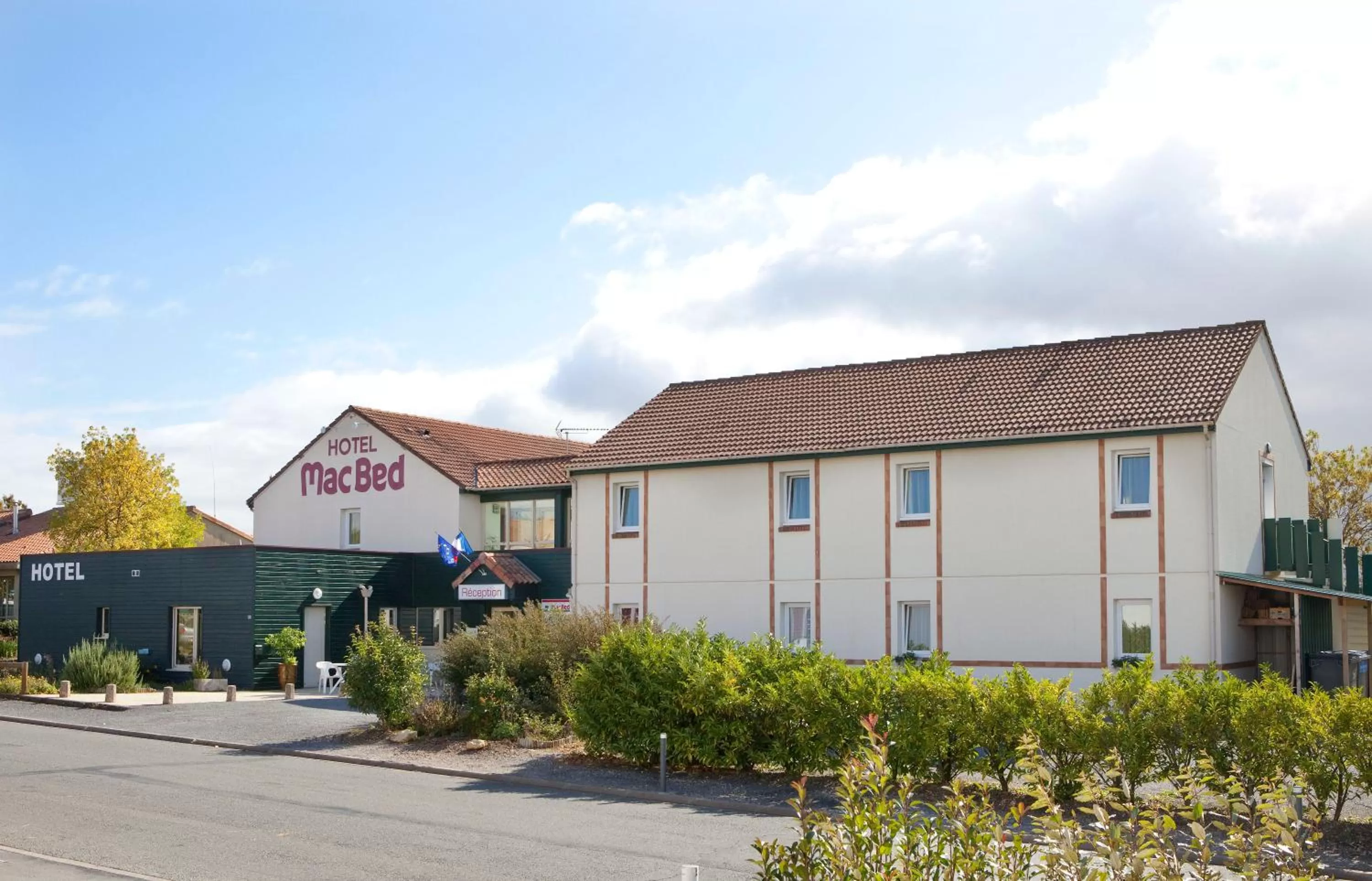 Facade/entrance in Hôtel Mac Bed