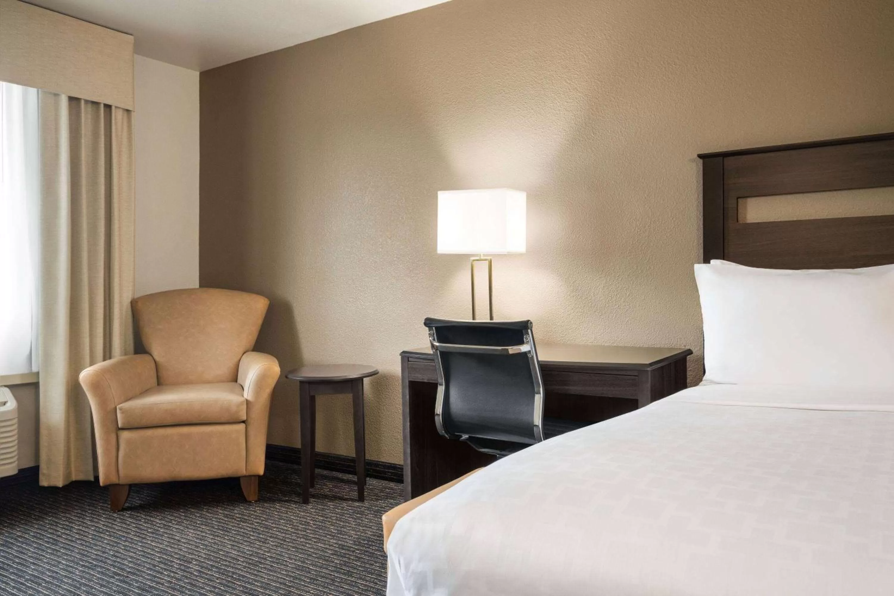 Photo of the whole room, Bed in Baymont by Wyndham Hearne