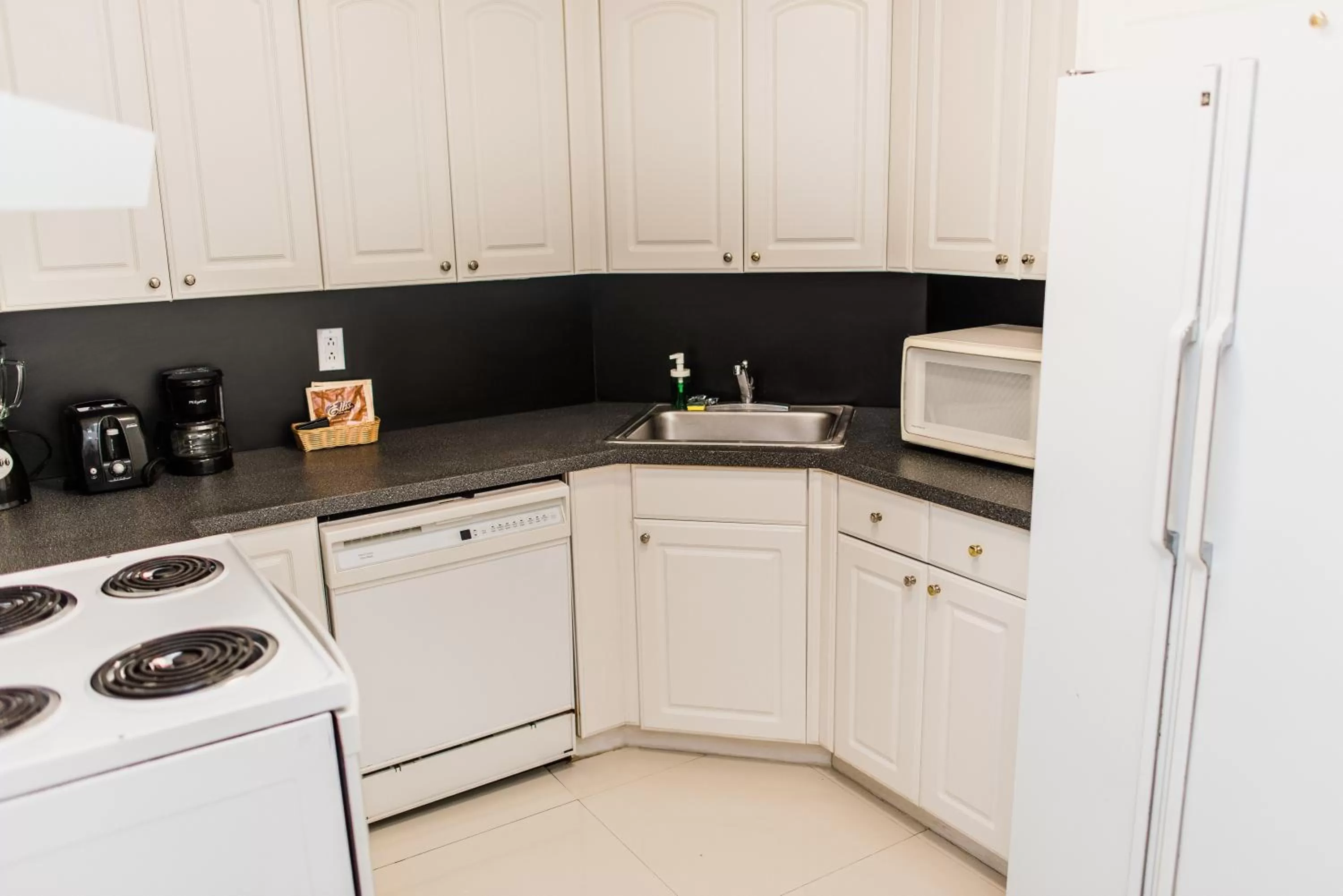 Kitchen or kitchenette, Kitchen/Kitchenette in The Alexander Beach Residences