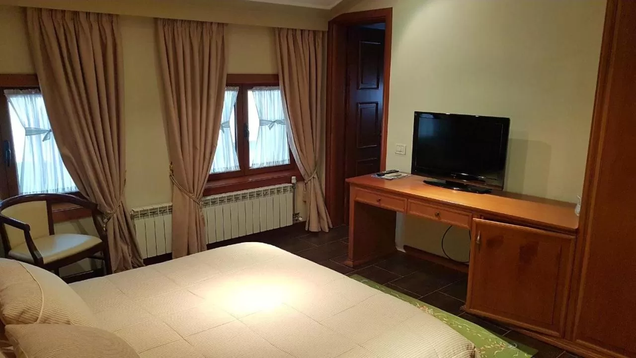 Photo of the whole room, TV/Entertainment Center in Vila Sigal Pogradec