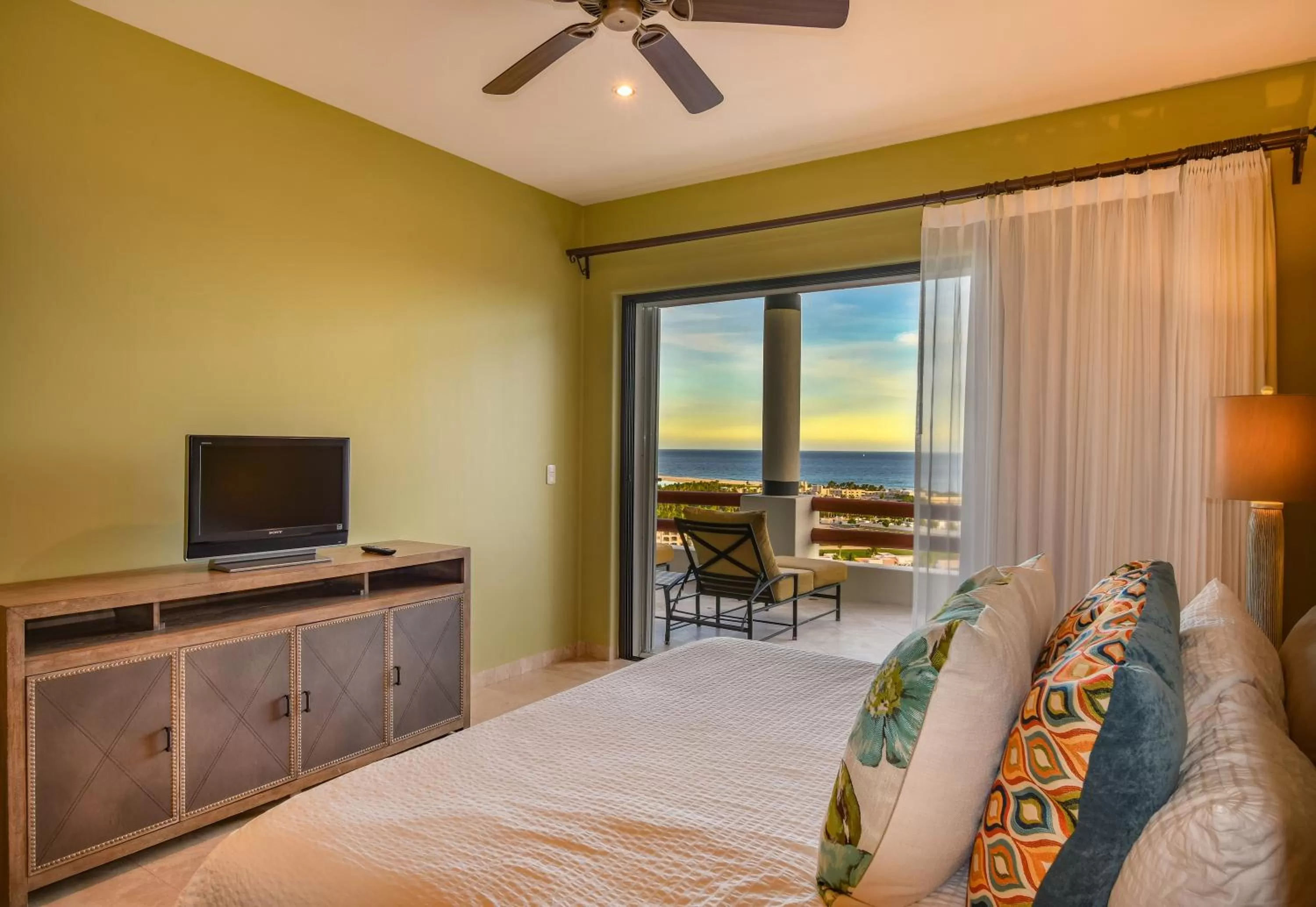 Balcony/Terrace, Bed in Alegranza Luxury Resort - All Master Suite