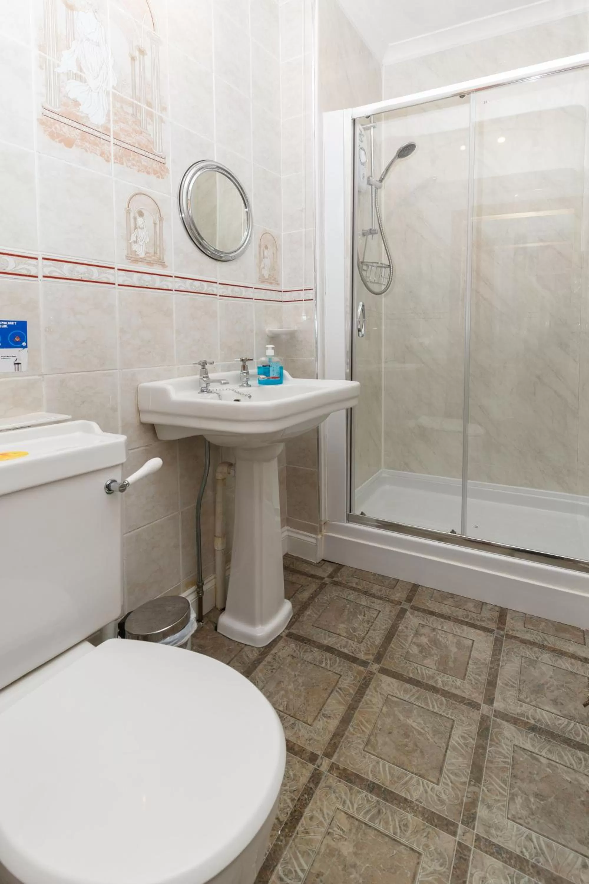 Shower in Castle Walk Bed & Breakfast