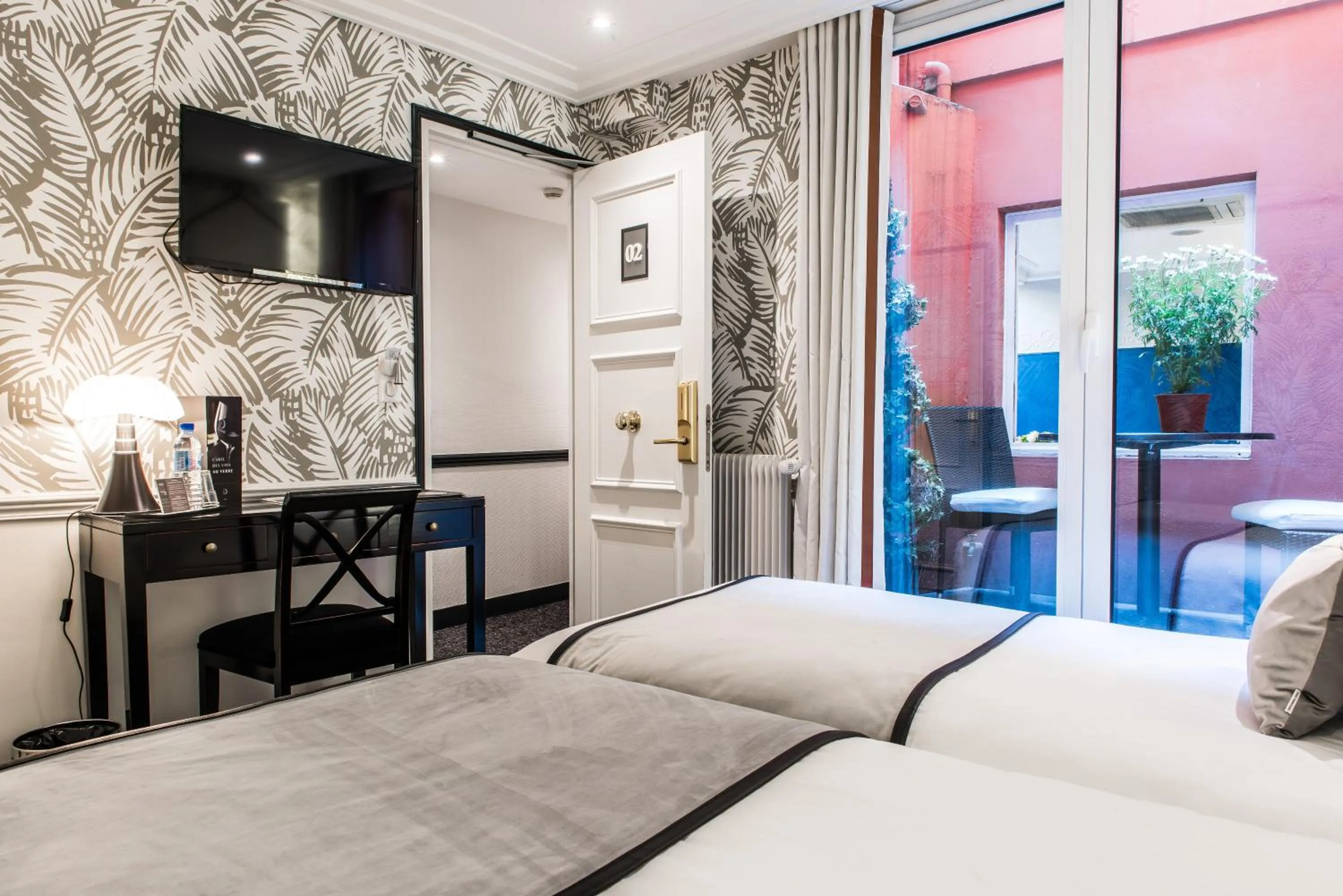 Patio, Bed in Hôtel Jardin Le Bréa