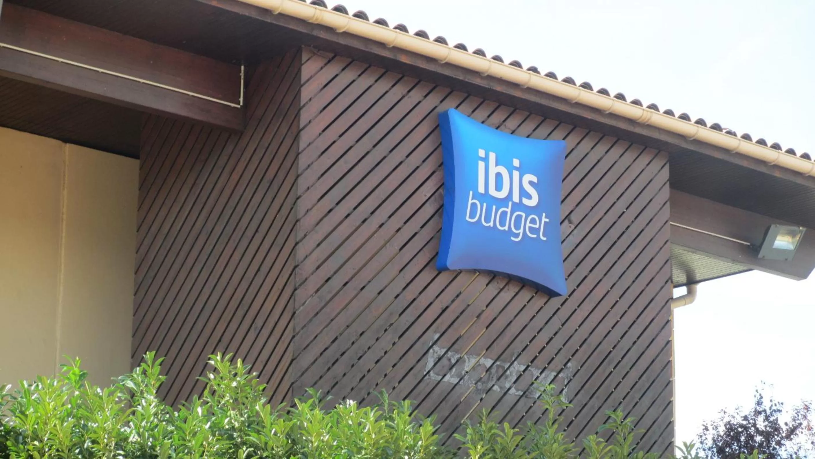 Facade/entrance, Property Logo/Sign in IBIS Budget Aix en Provence Est Le Canet