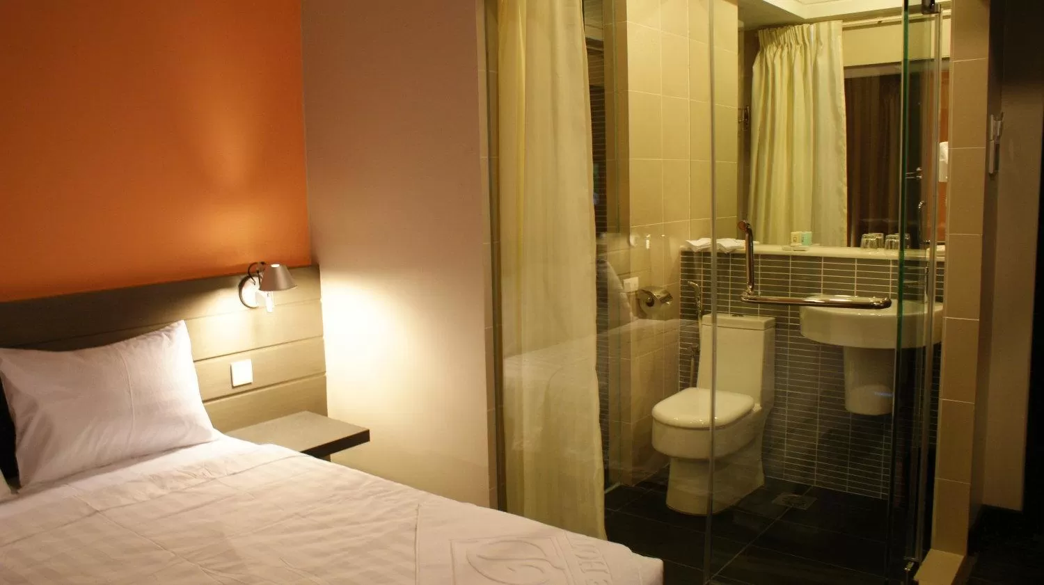 Bathroom, Bed in De Hotel Ipoh