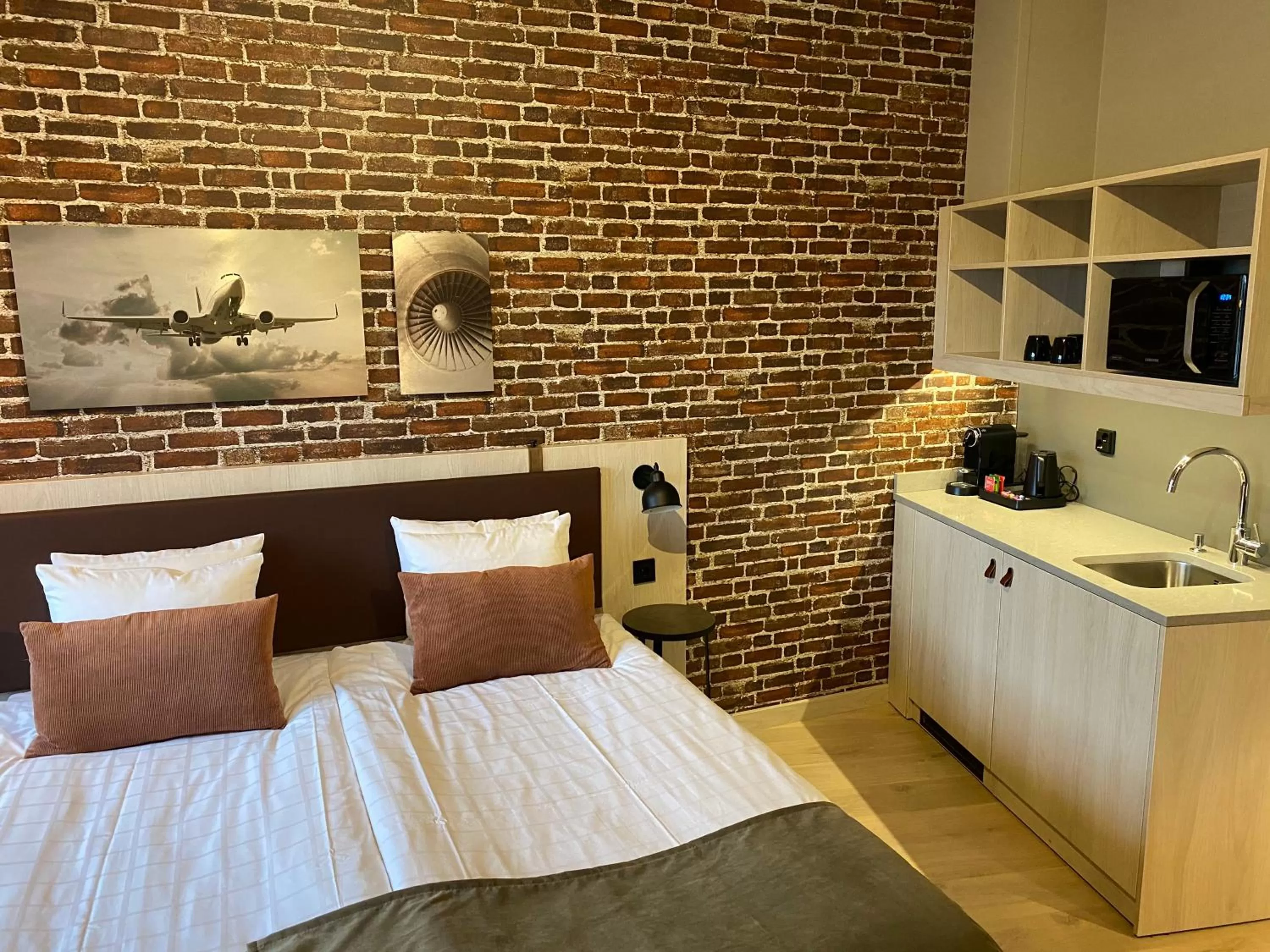 Kitchen or kitchenette, Bed in Skyline Airport Hotel