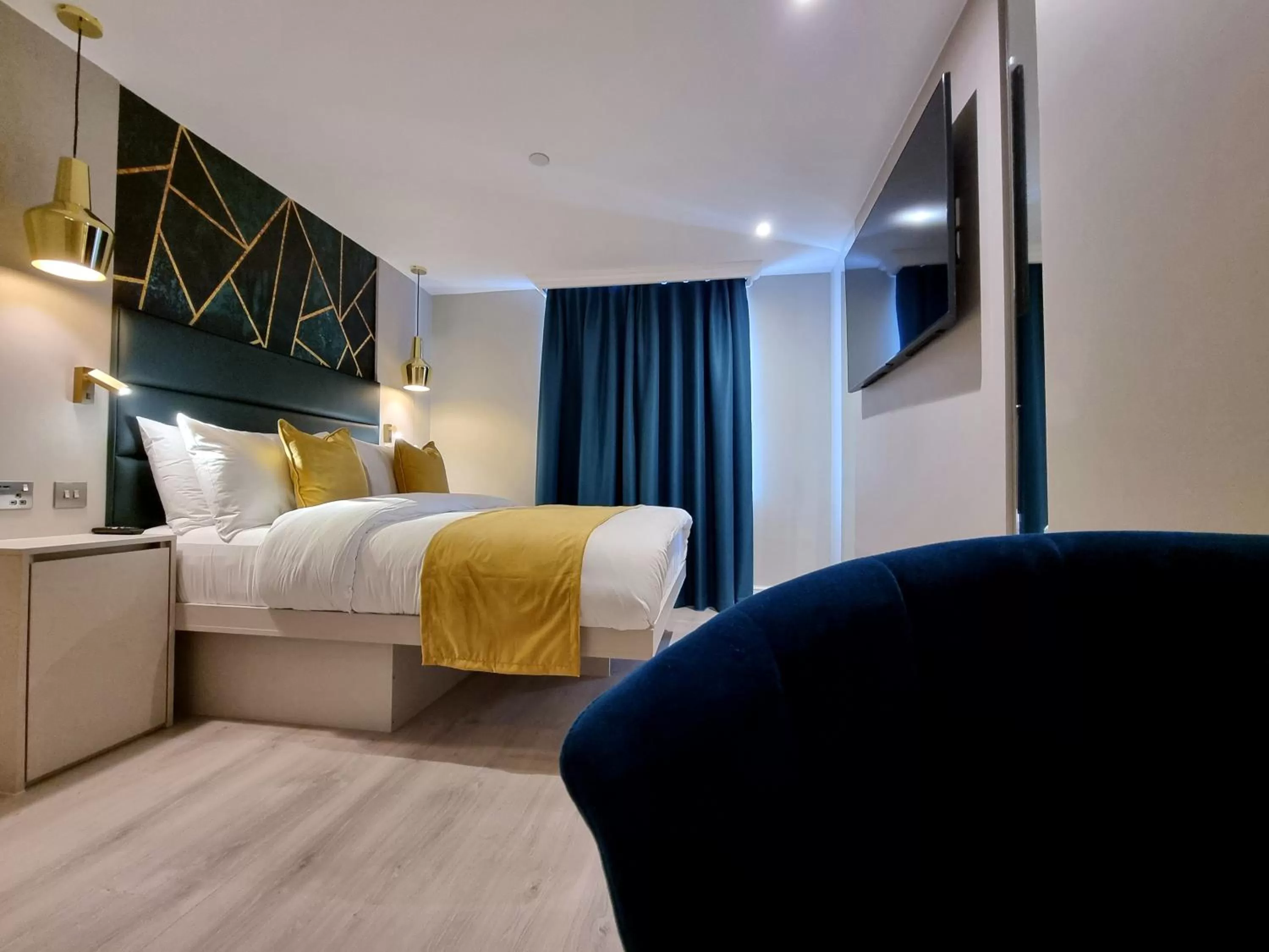 Photo of the whole room, Bed in NOX Kensington Gardens